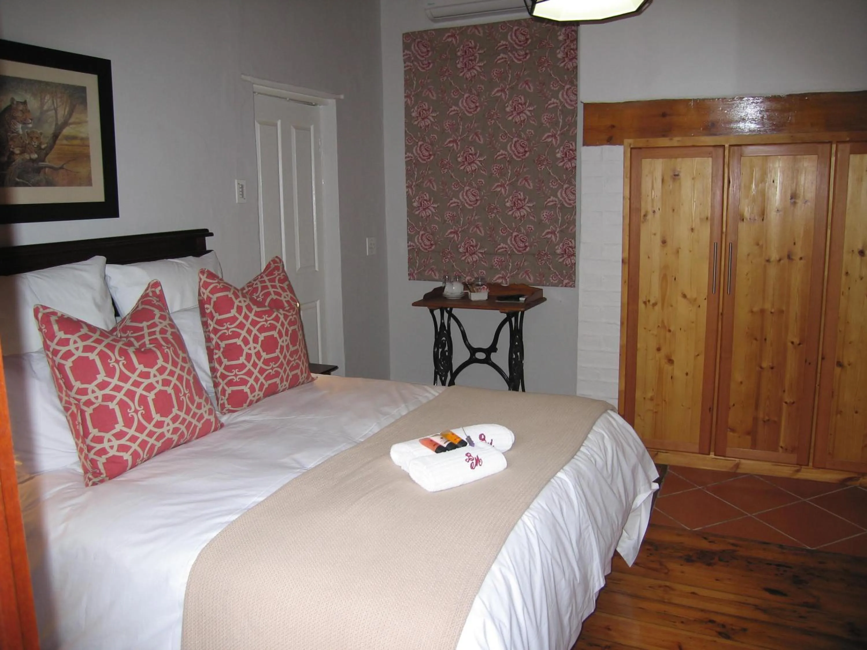Photo of the whole room, Bed in Beaufort Manor Country Lodge