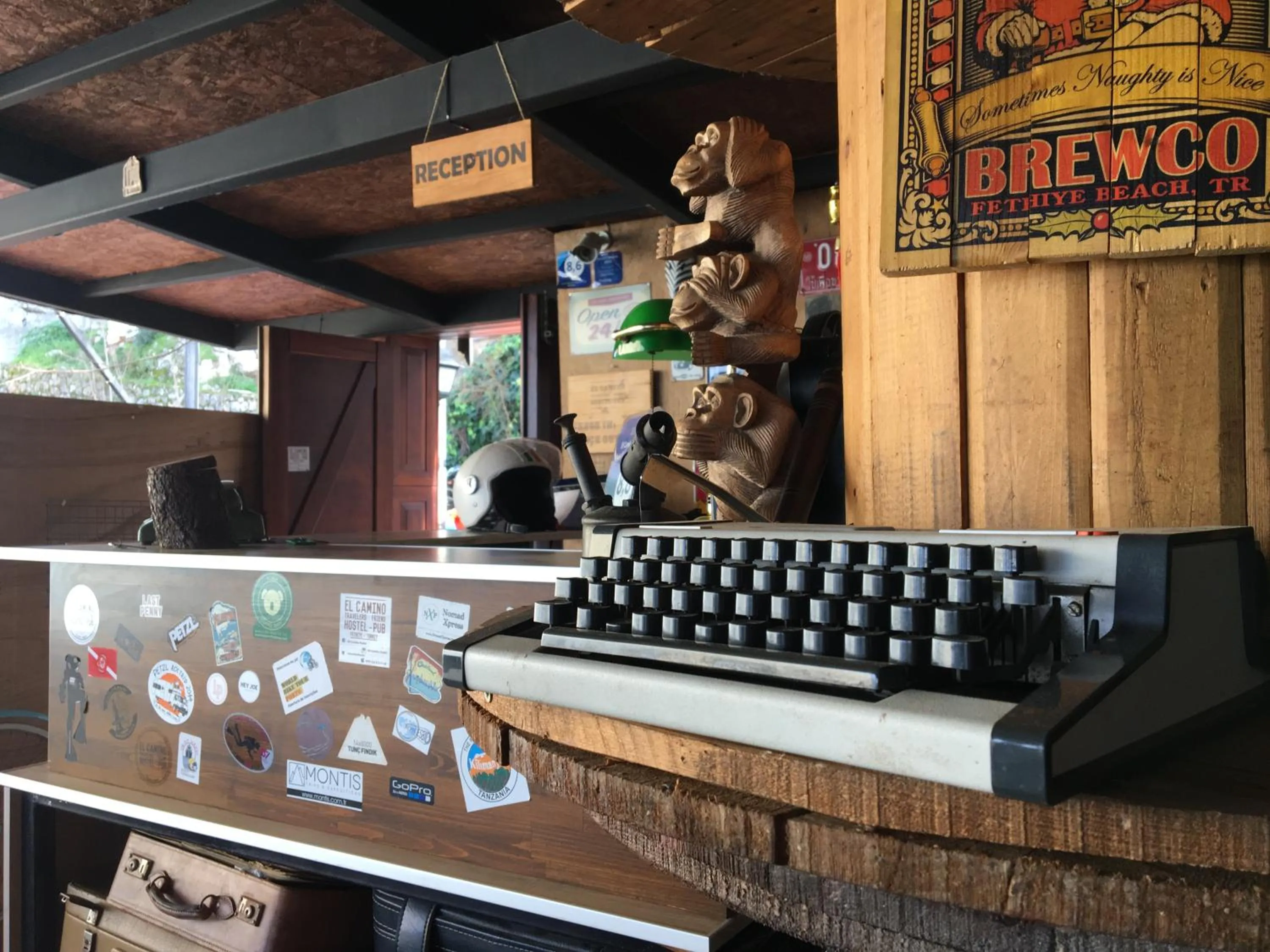 Lobby or reception in El Camino Hostel & Pub