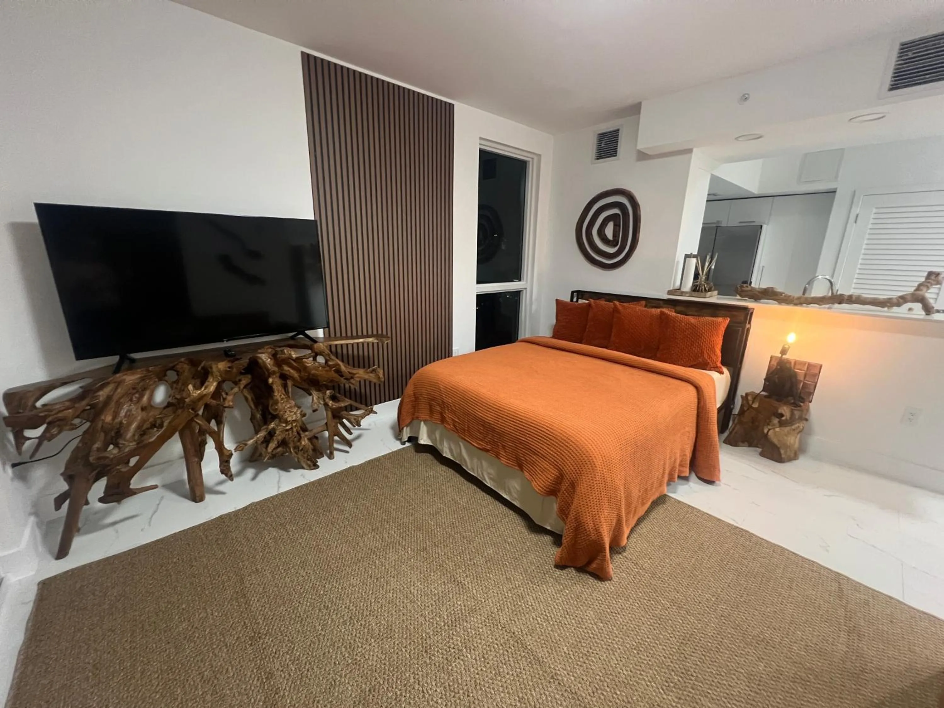 Communal lounge/ TV room, Bed in MONROE APART HOTEl