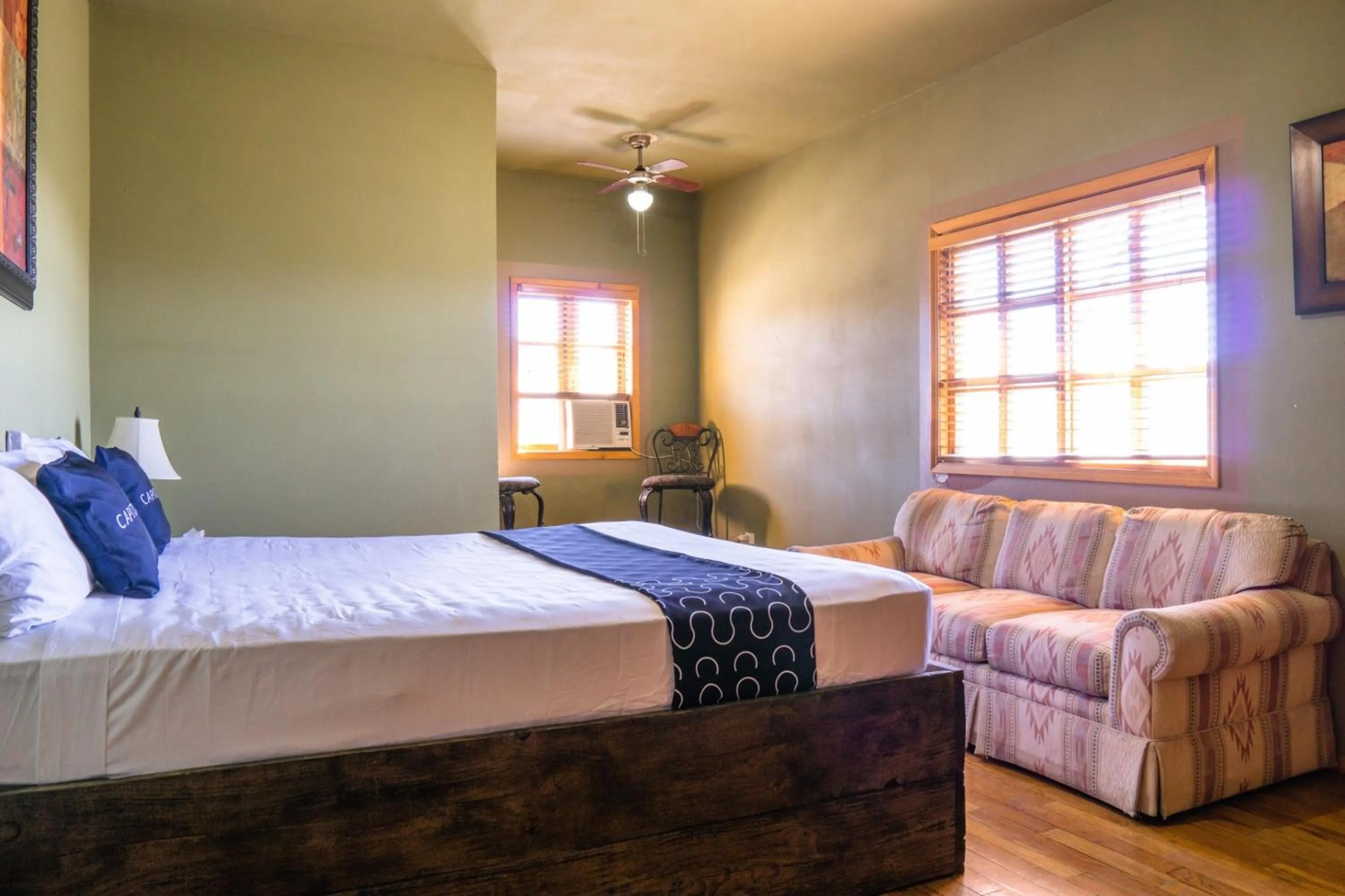 Bedroom, Bed in Capital O Hotel Villa Azura