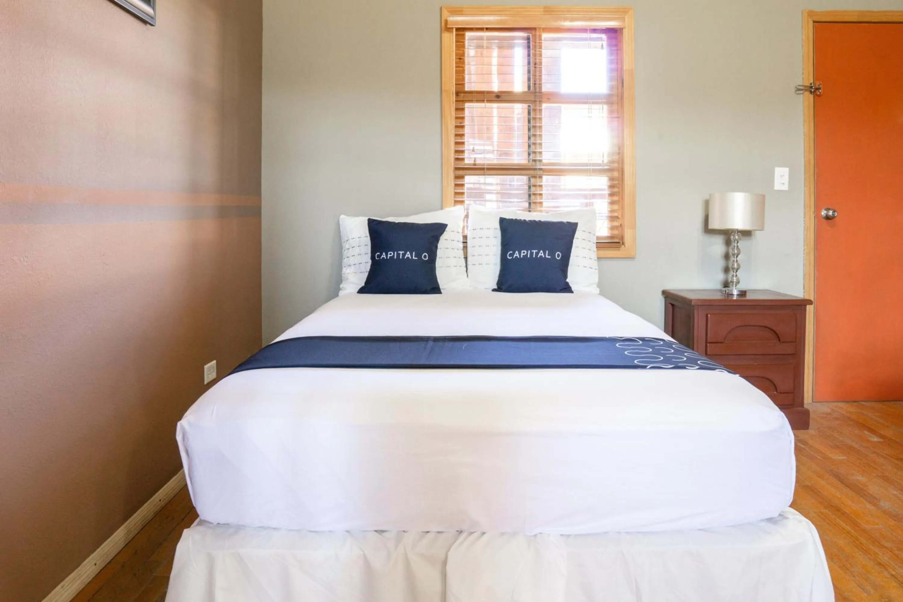 Bedroom, Bed in Capital O Hotel Villa Azura