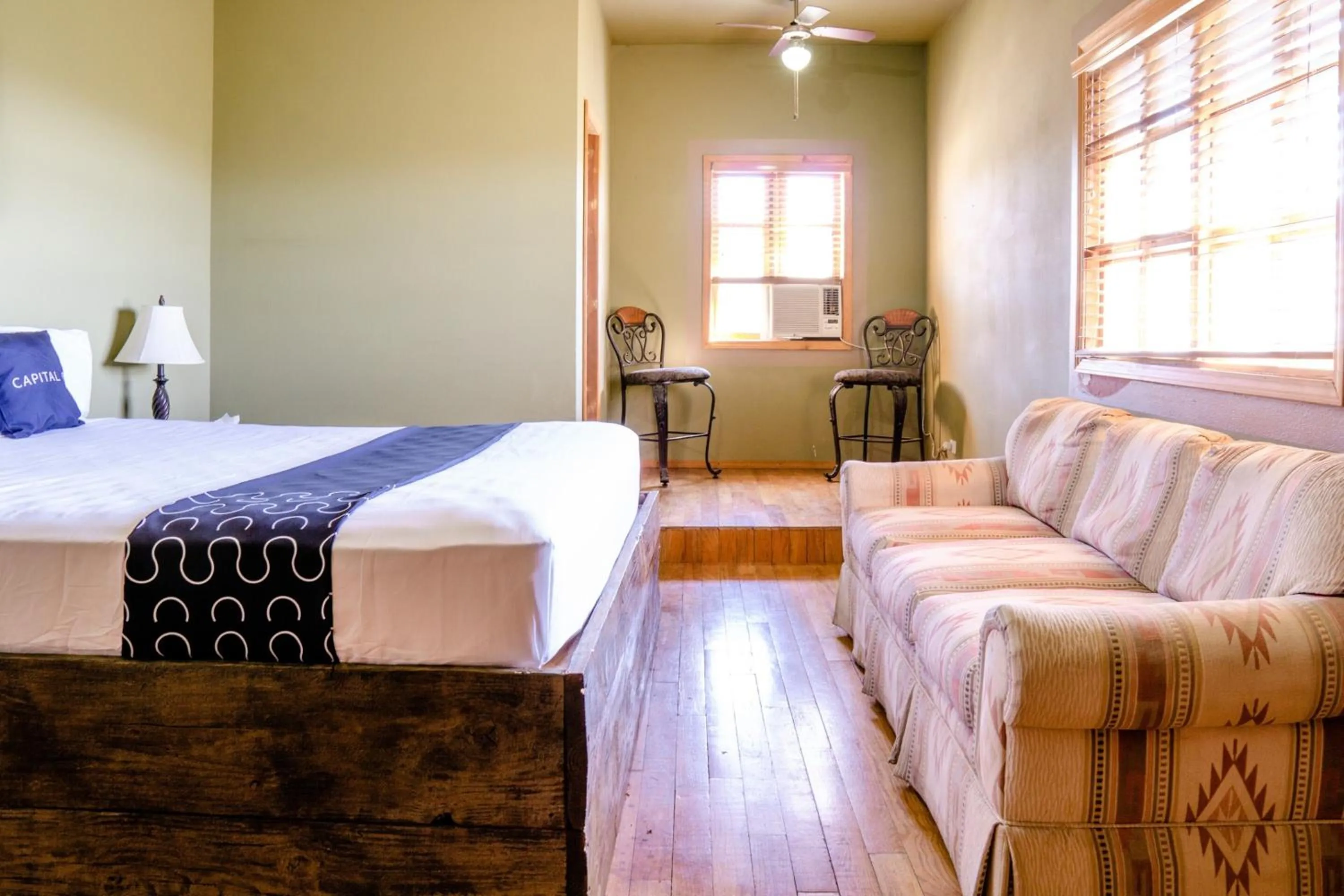 Bedroom, Bed in Capital O Hotel Villa Azura