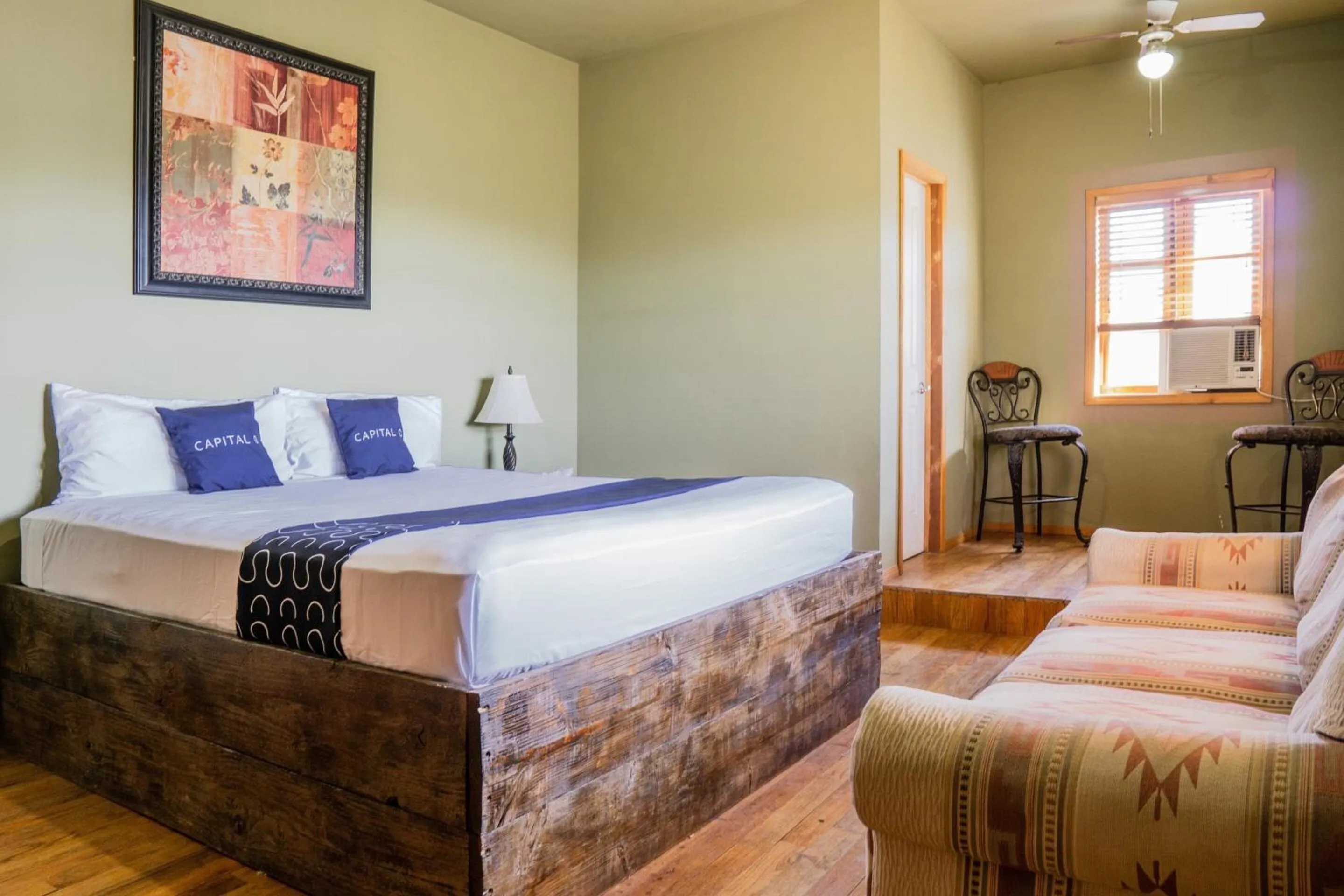 Bedroom, Bed in Capital O Hotel Villa Azura