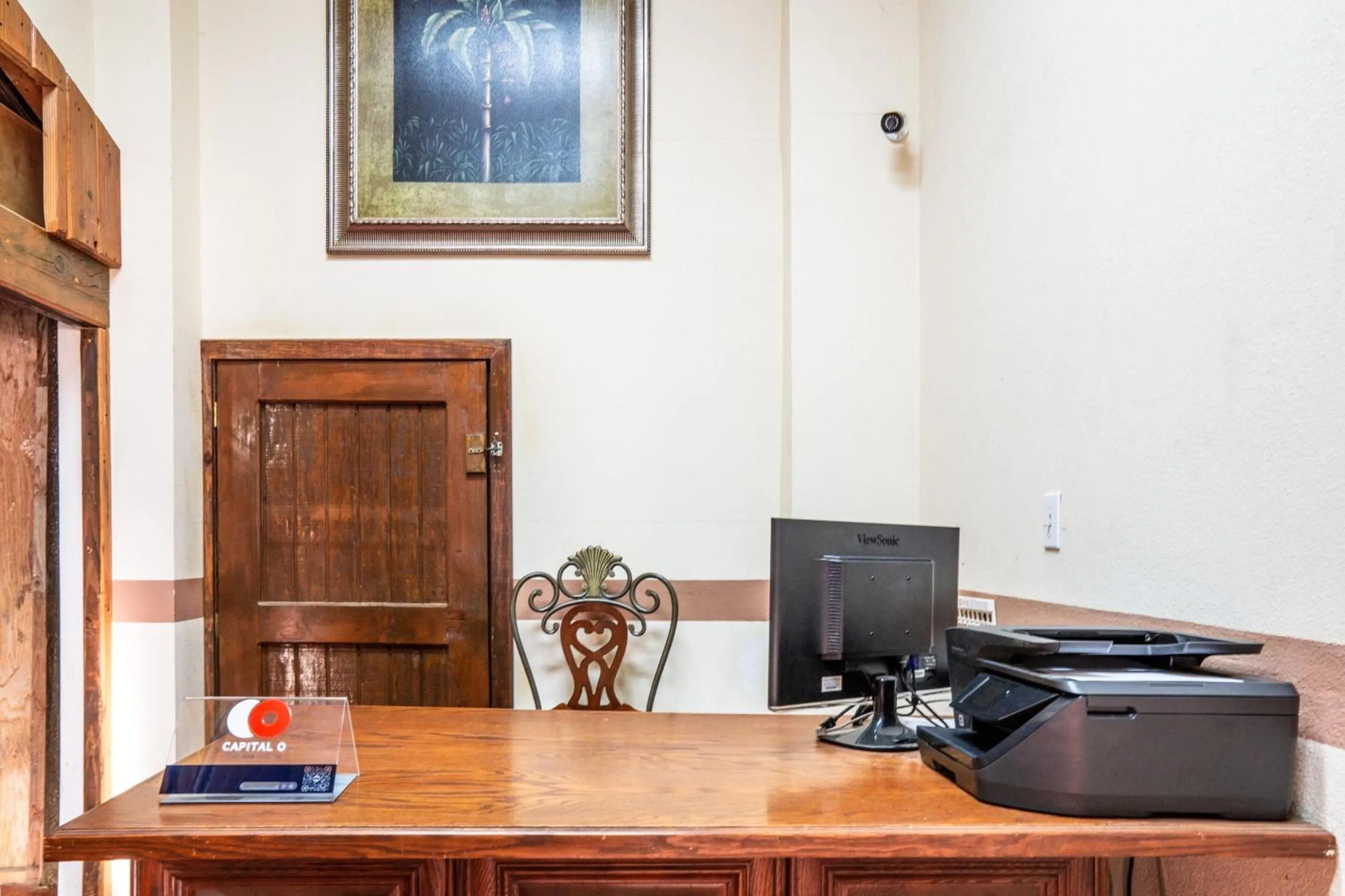 Lobby or reception in Capital O Hotel Villa Azura