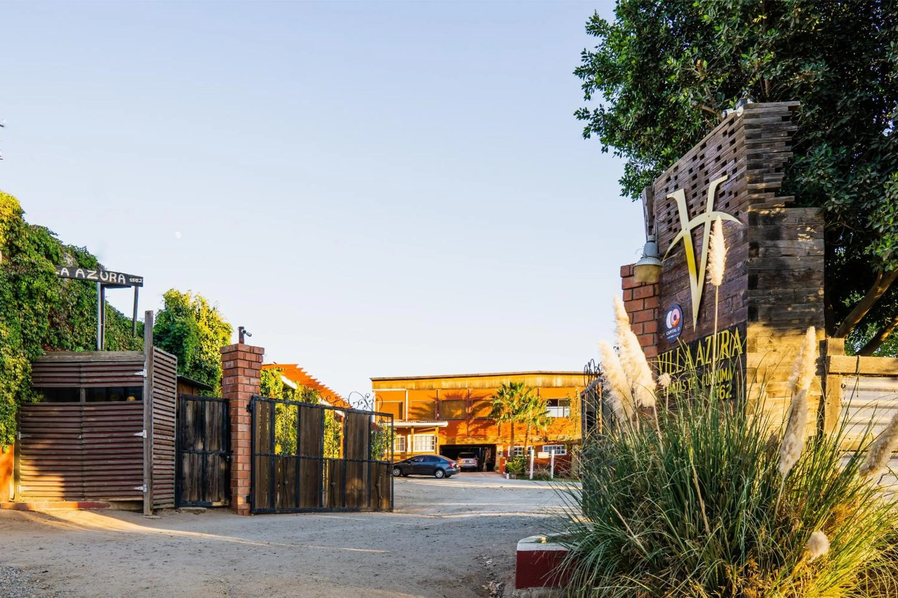 Facade/entrance in Capital O Hotel Villa Azura