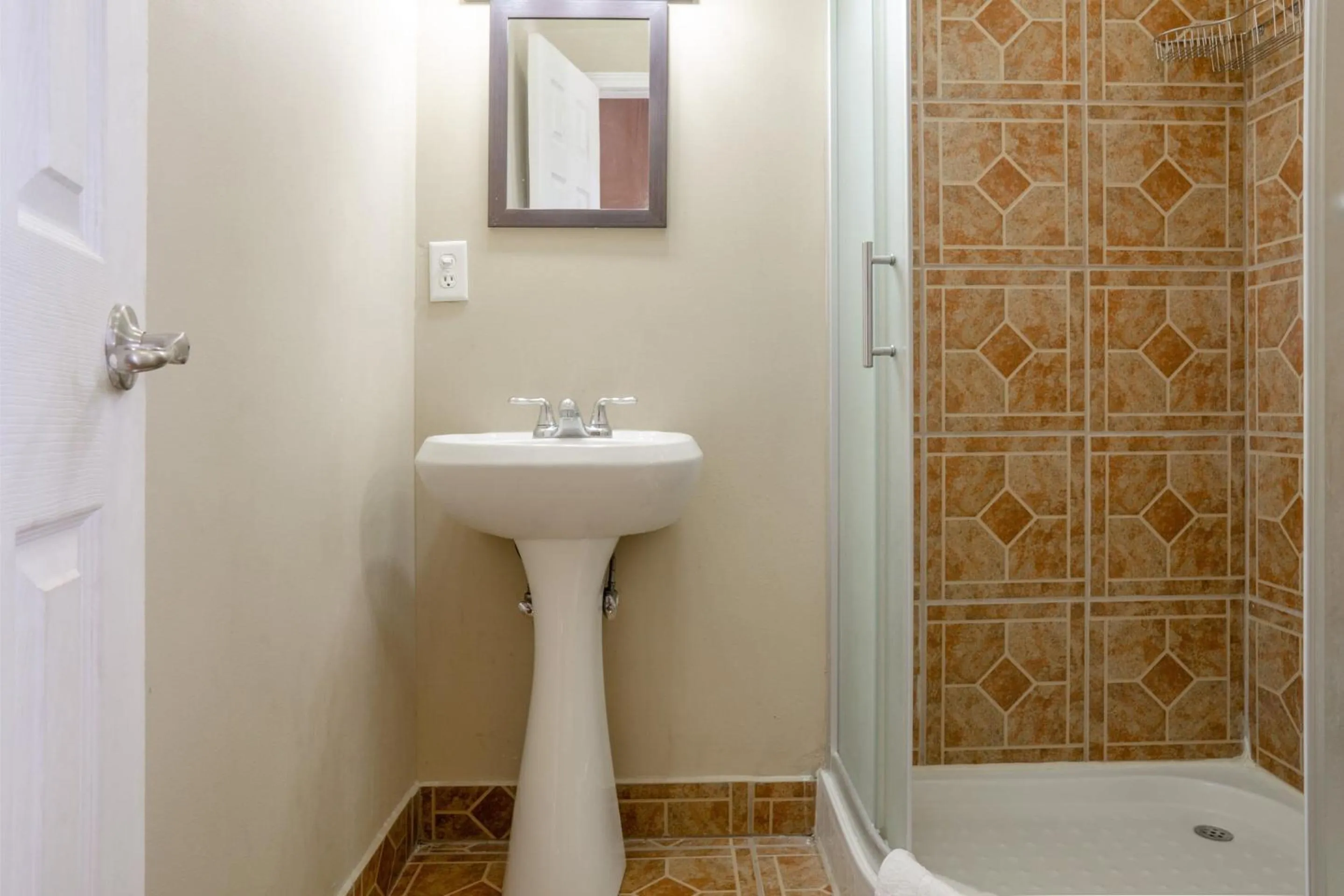 Bathroom in Capital O Hotel Villa Azura