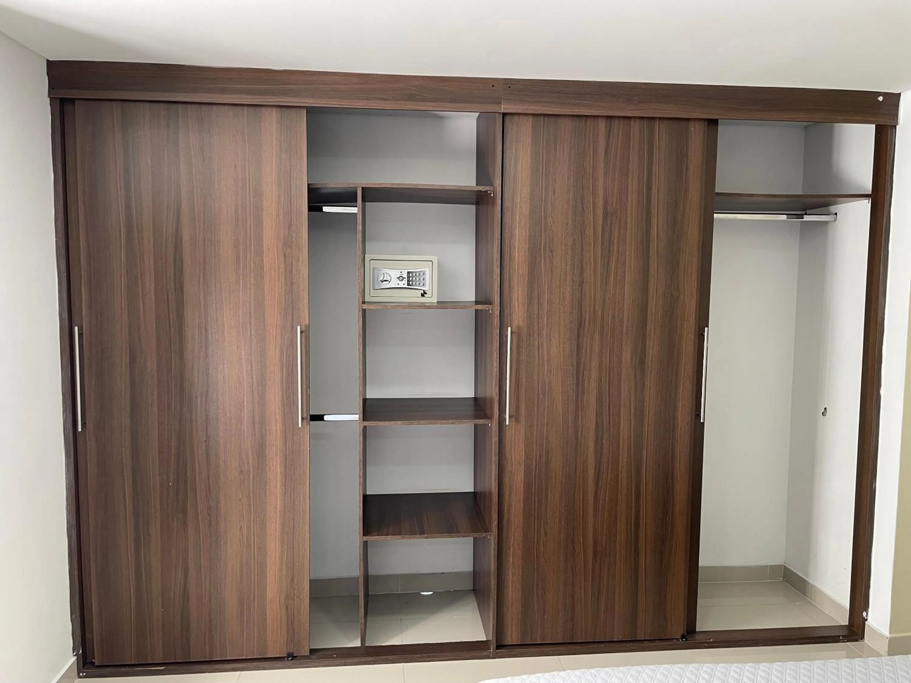 wardrobe in Ivanna Jumar ApartaHotel - Laureles Estadio