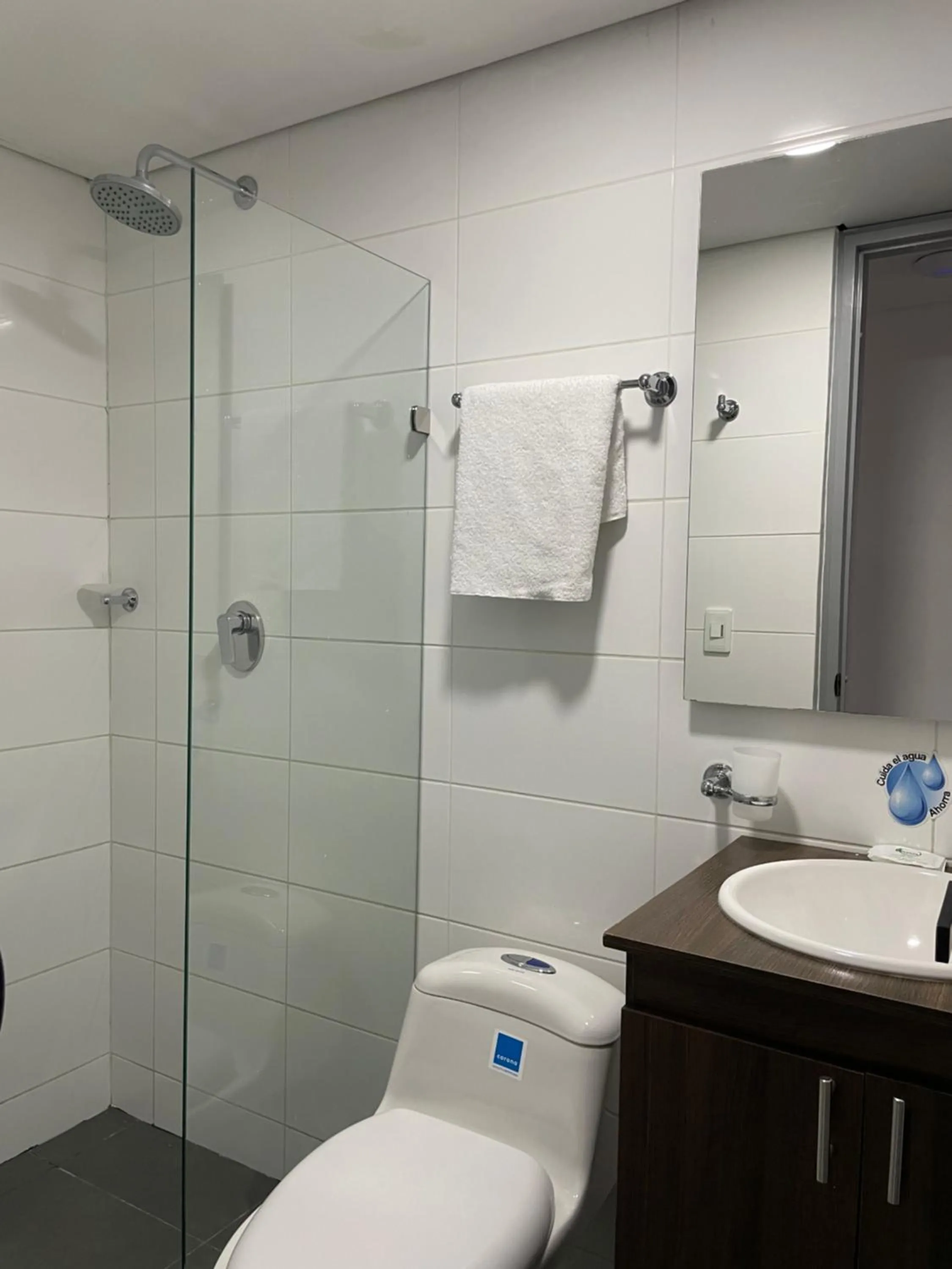 Shower in Ivanna Jumar ApartaHotel - Laureles Estadio