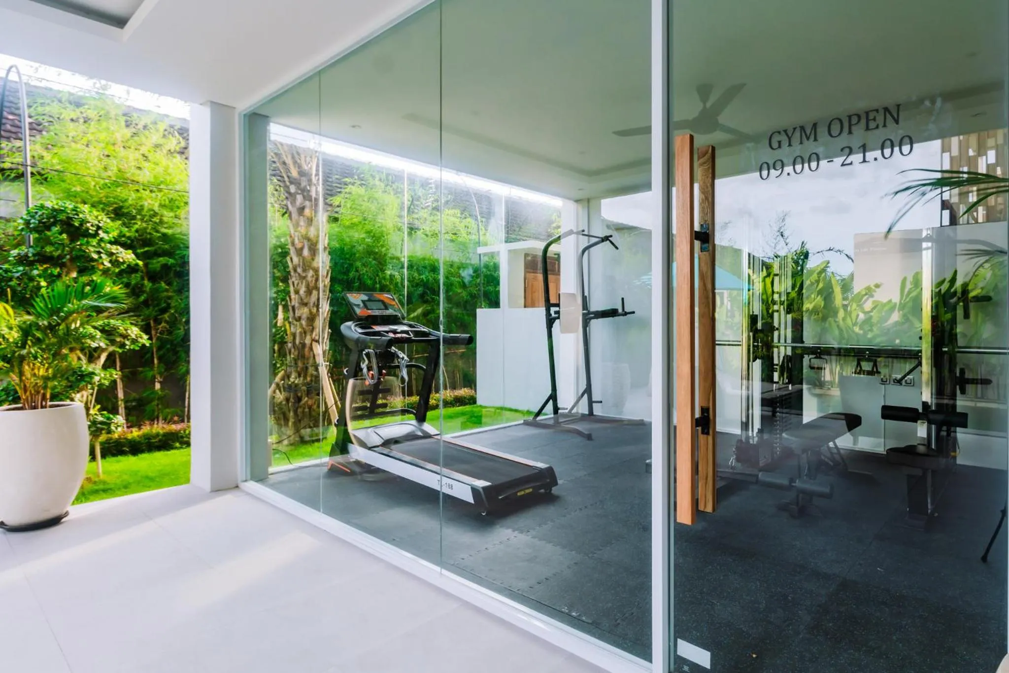 Fitness centre/facilities in Campbar 4 by AGATA