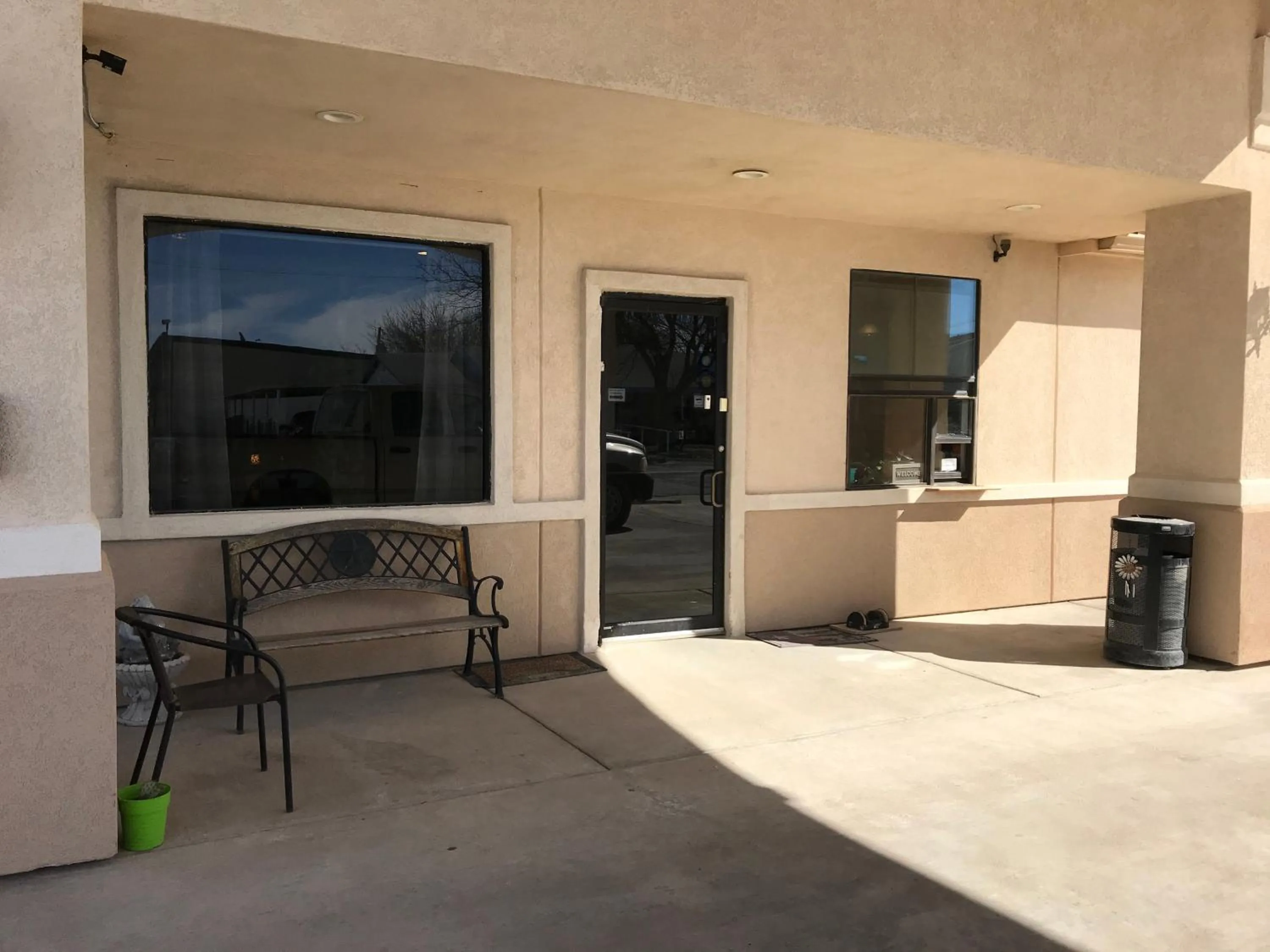 Communal lounge/ TV room in Big Lake Inn and Suites