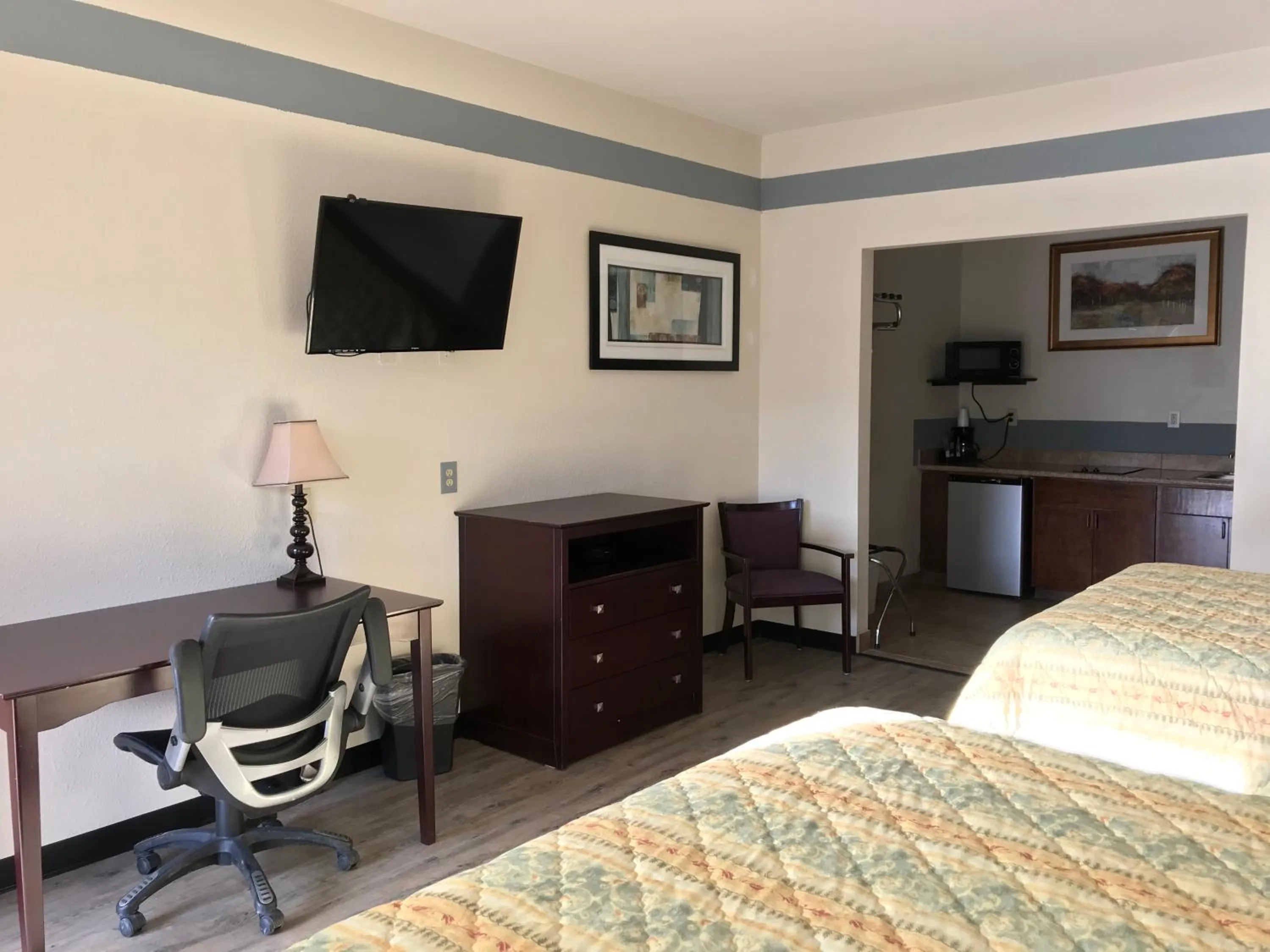 TV and multimedia, Bed in Big Lake Inn and Suites