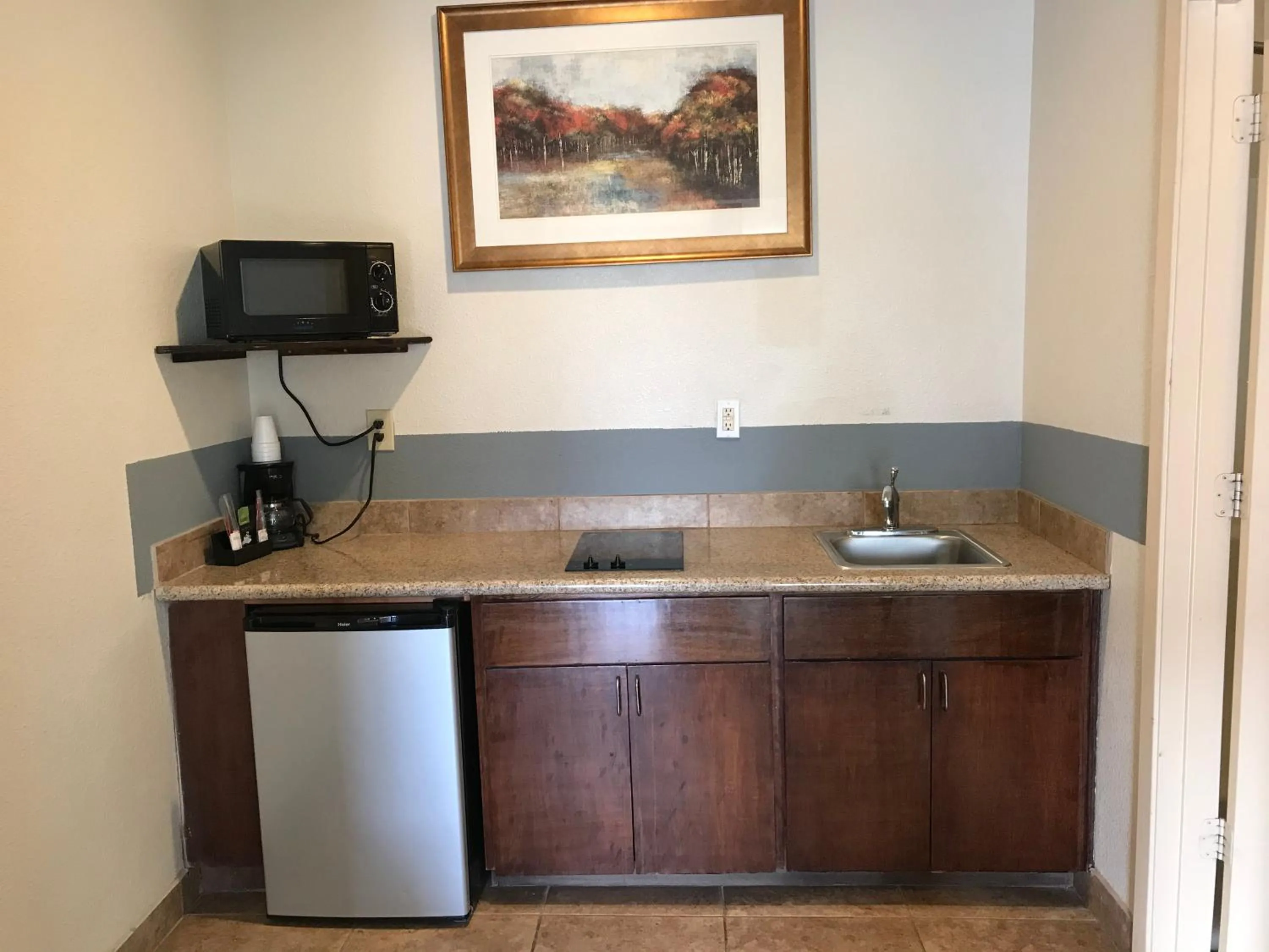 Kitchen or kitchenette in Big Lake Inn and Suites