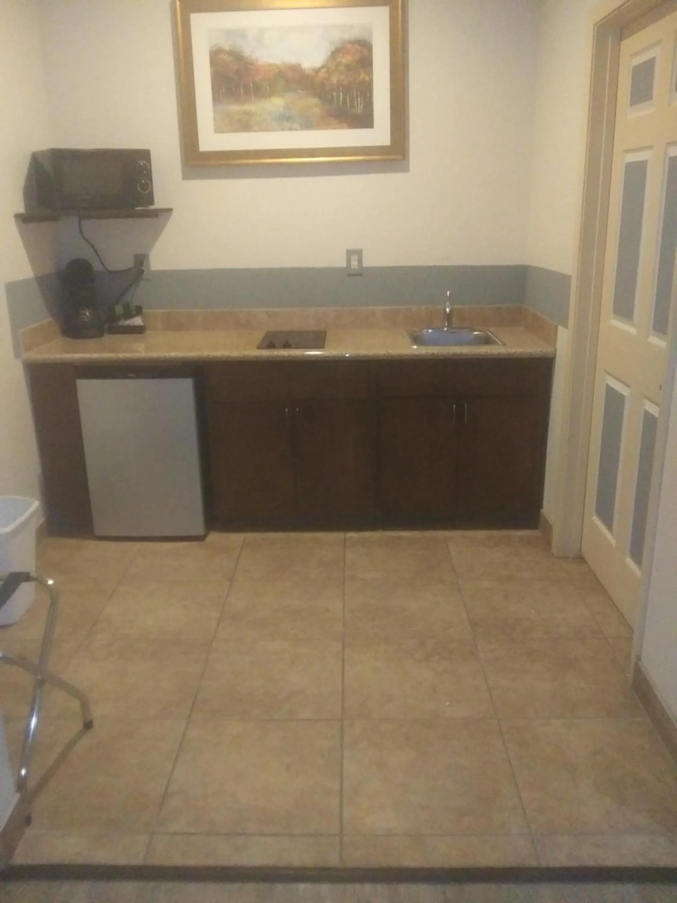 Communal kitchen in Big Lake Inn and Suites