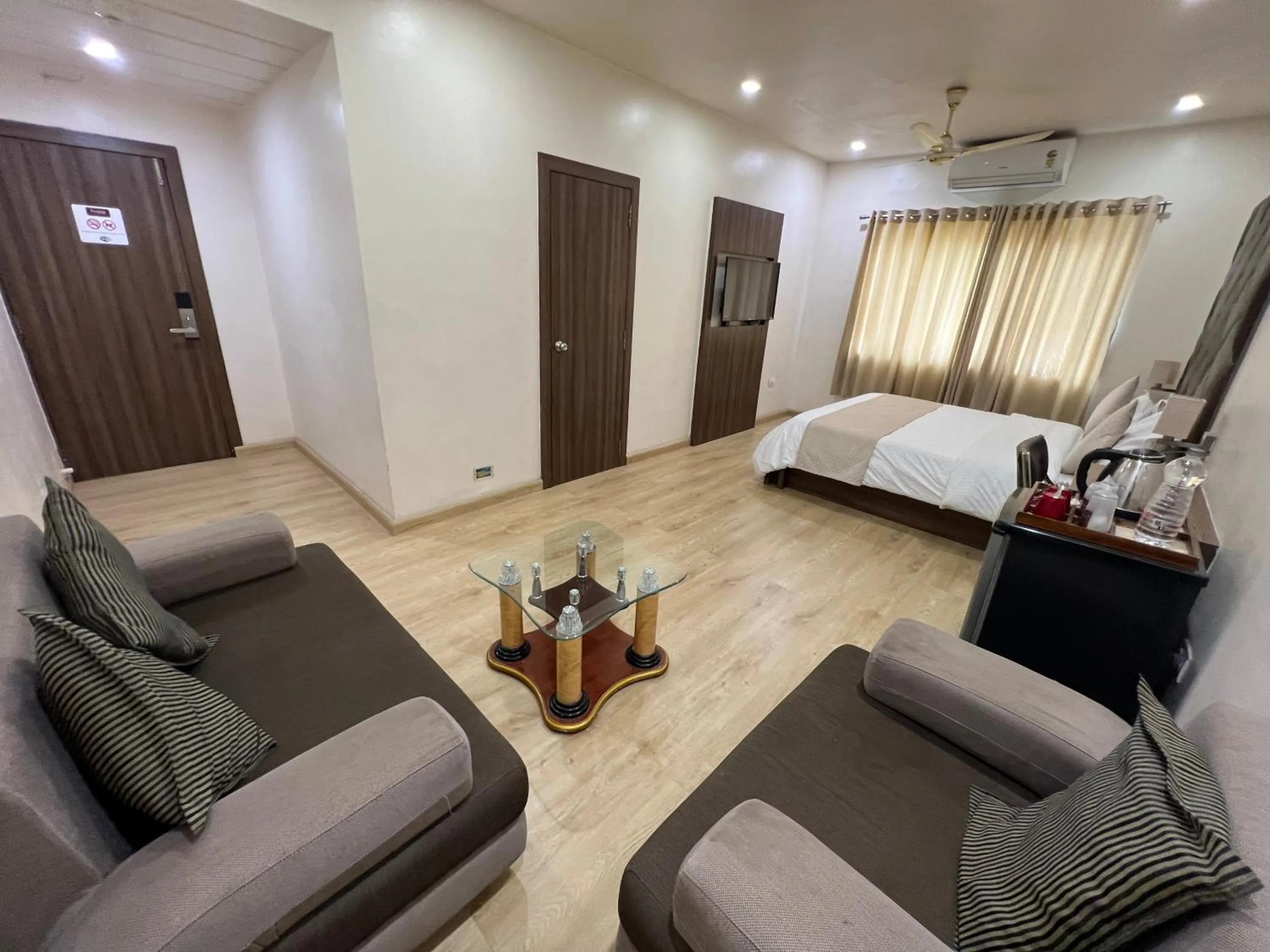 Photo of the whole room, Bed in Hotel The Evergrand Palace