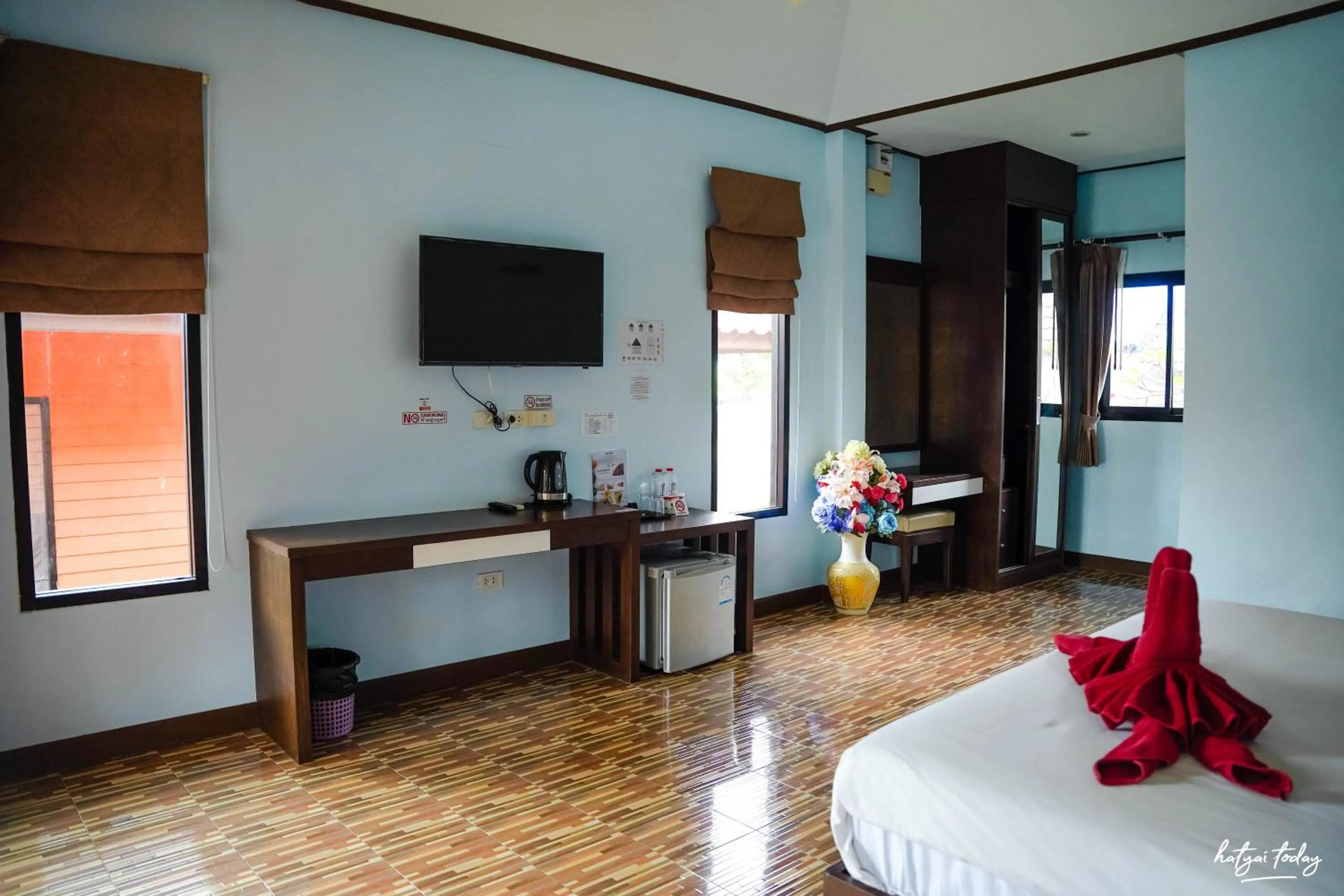 Communal lounge/ TV room, Bed in Chomview Lanta Water Park Resort