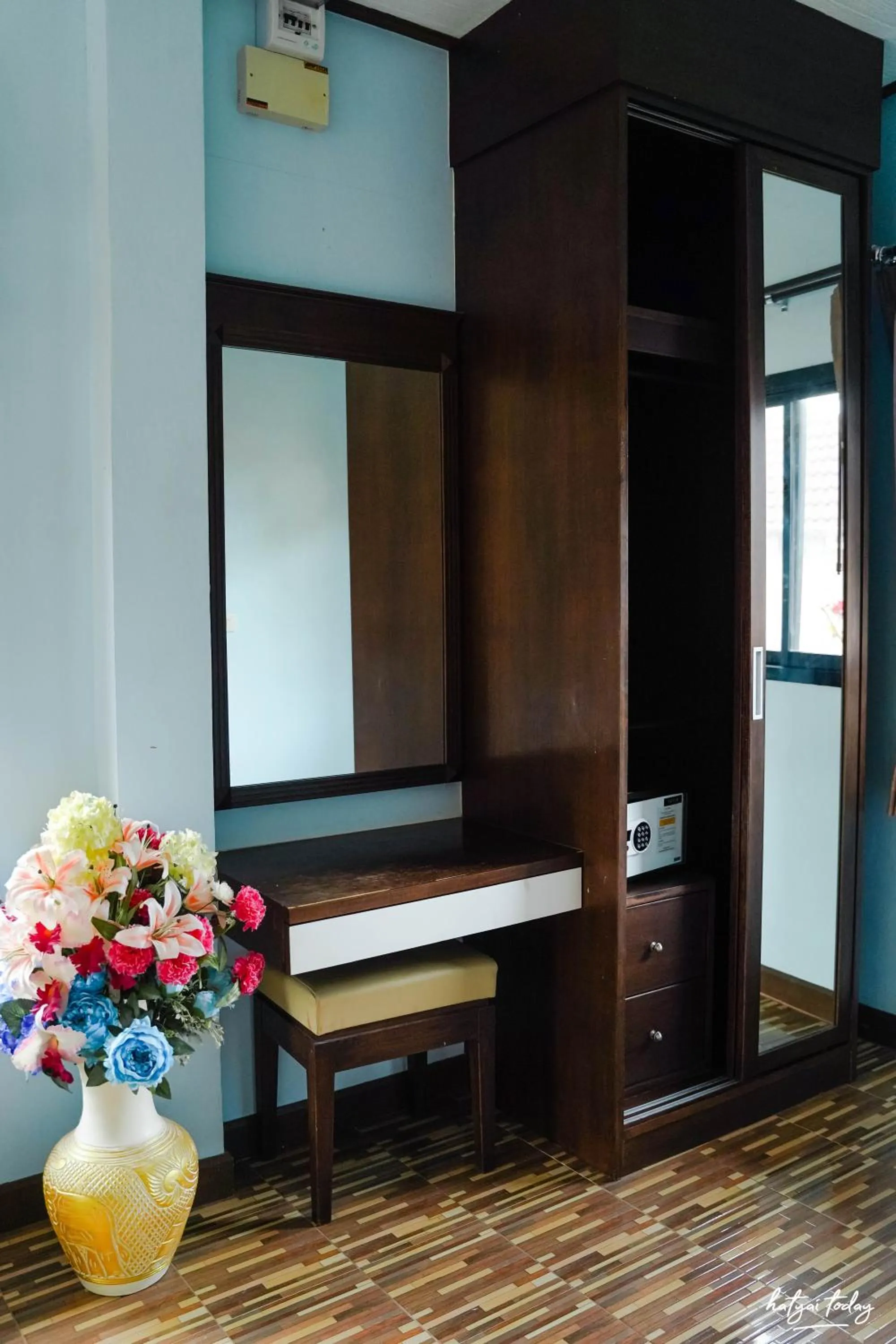 wardrobe in Chomview Lanta Water Park Resort