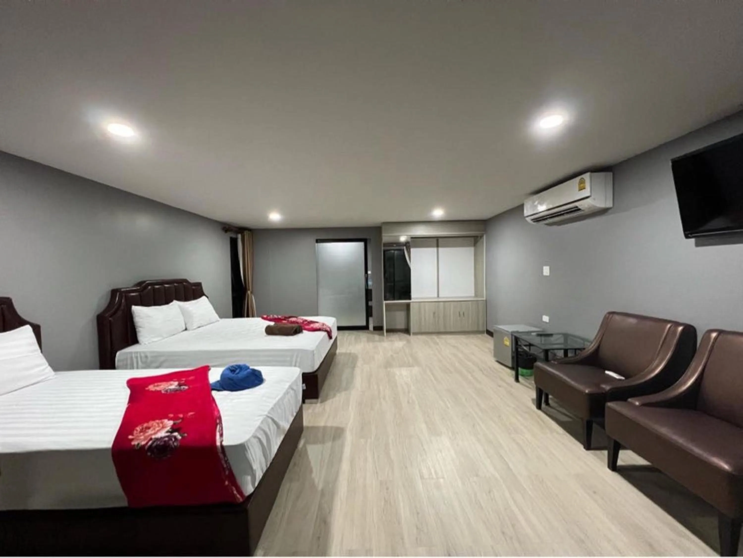 Communal lounge/ TV room, Bed in Chomview Lanta Water Park Resort