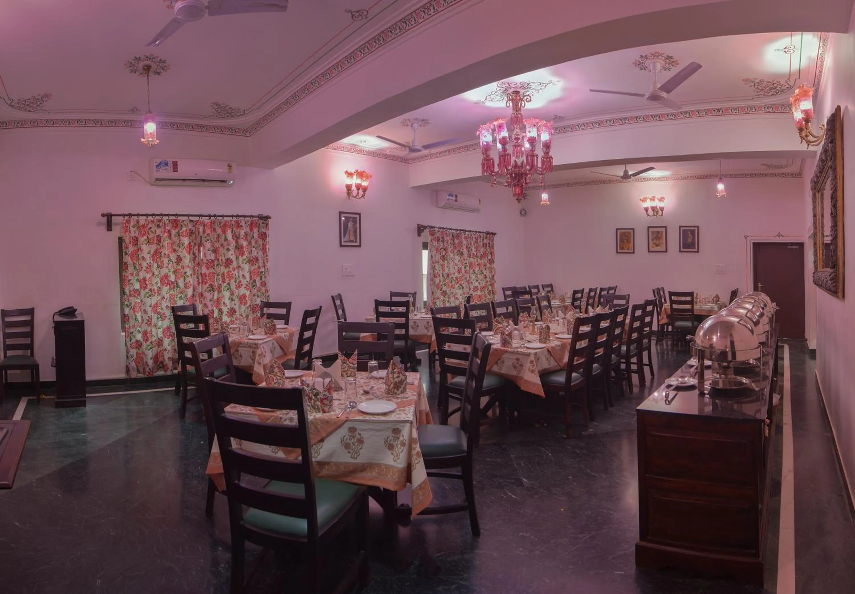 Restaurant/places to eat in The Lavitra Lakeview Hotel