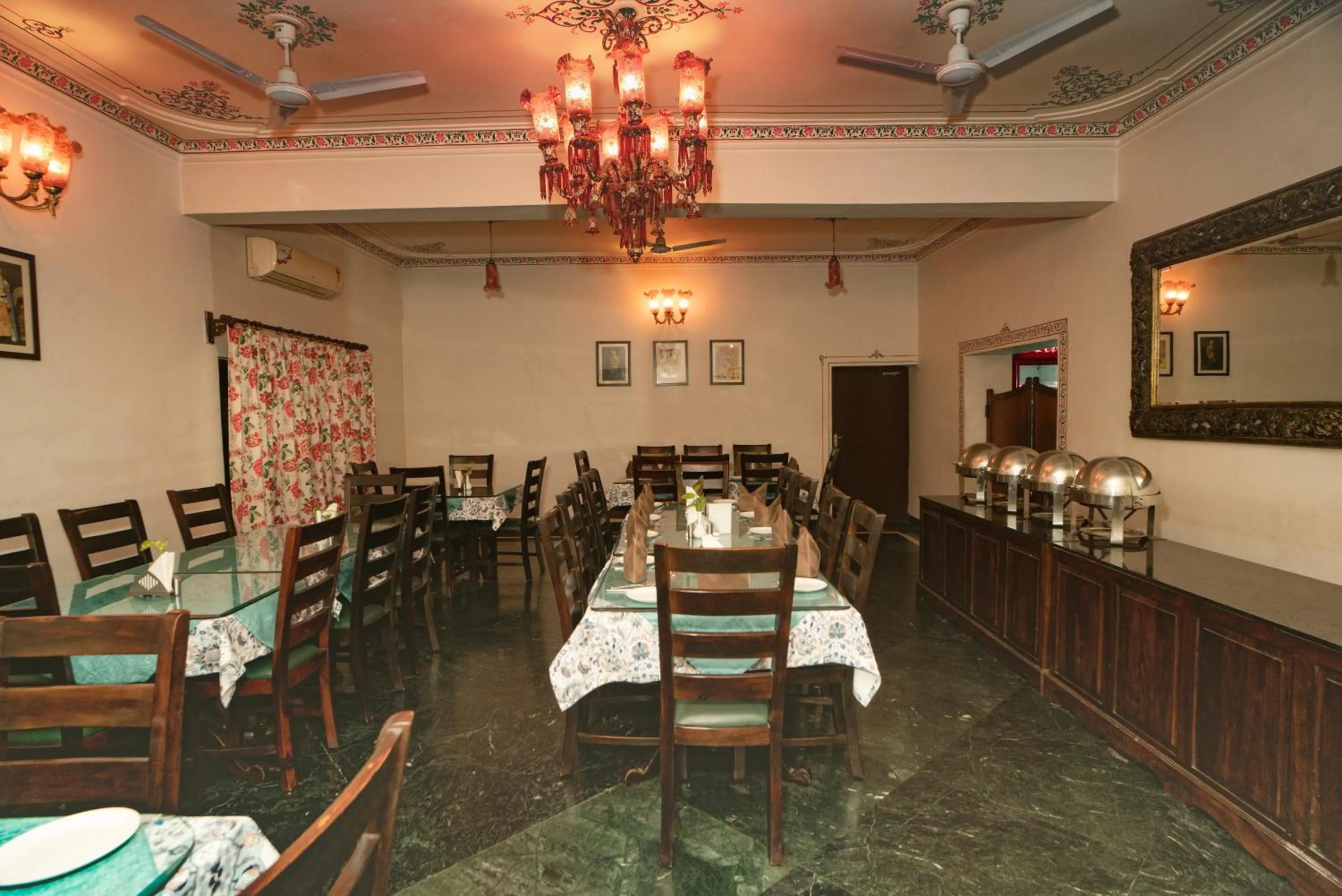 Restaurant/places to eat in The Lavitra Lakeview Hotel