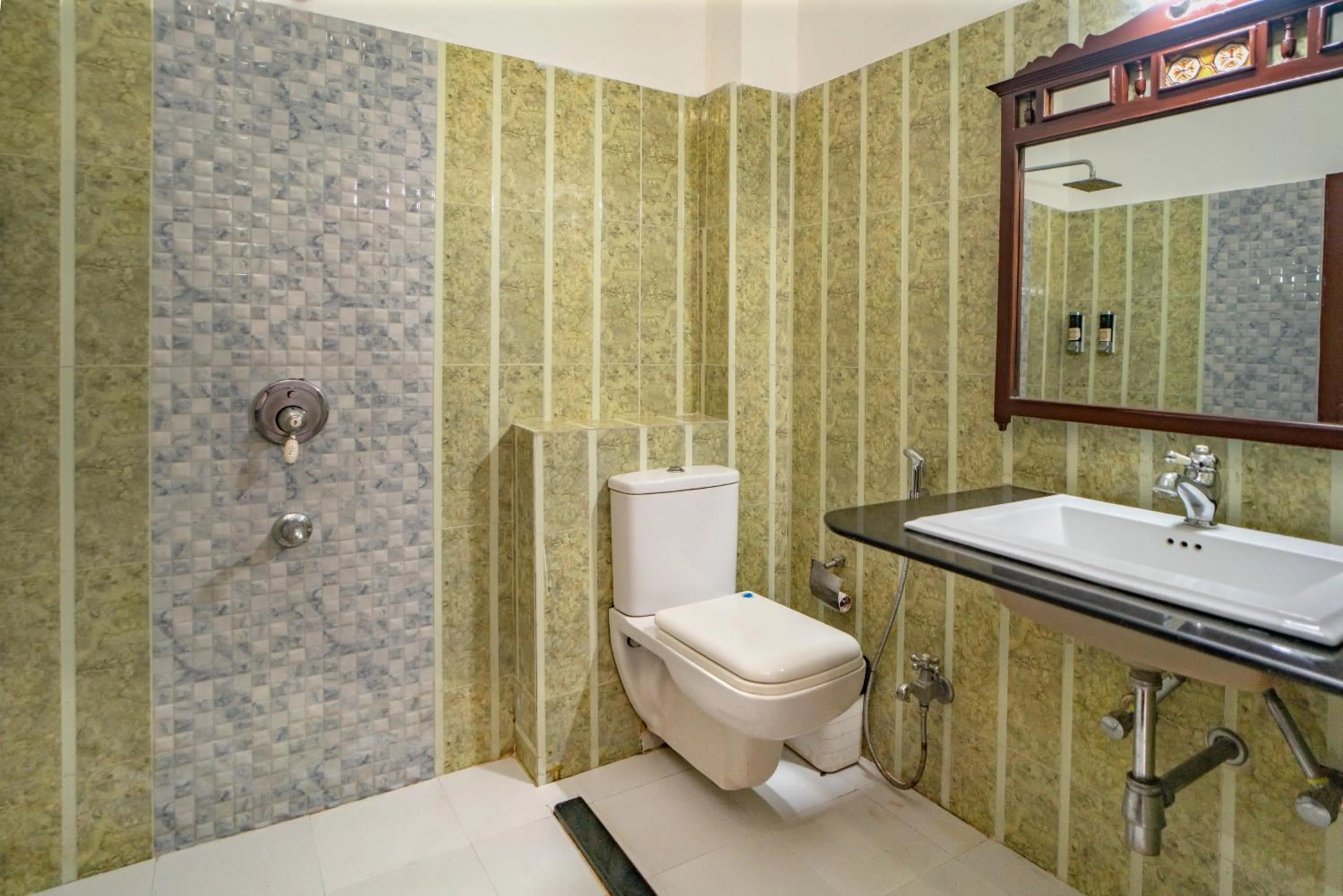 Bathroom in The Lavitra Lakeview Hotel