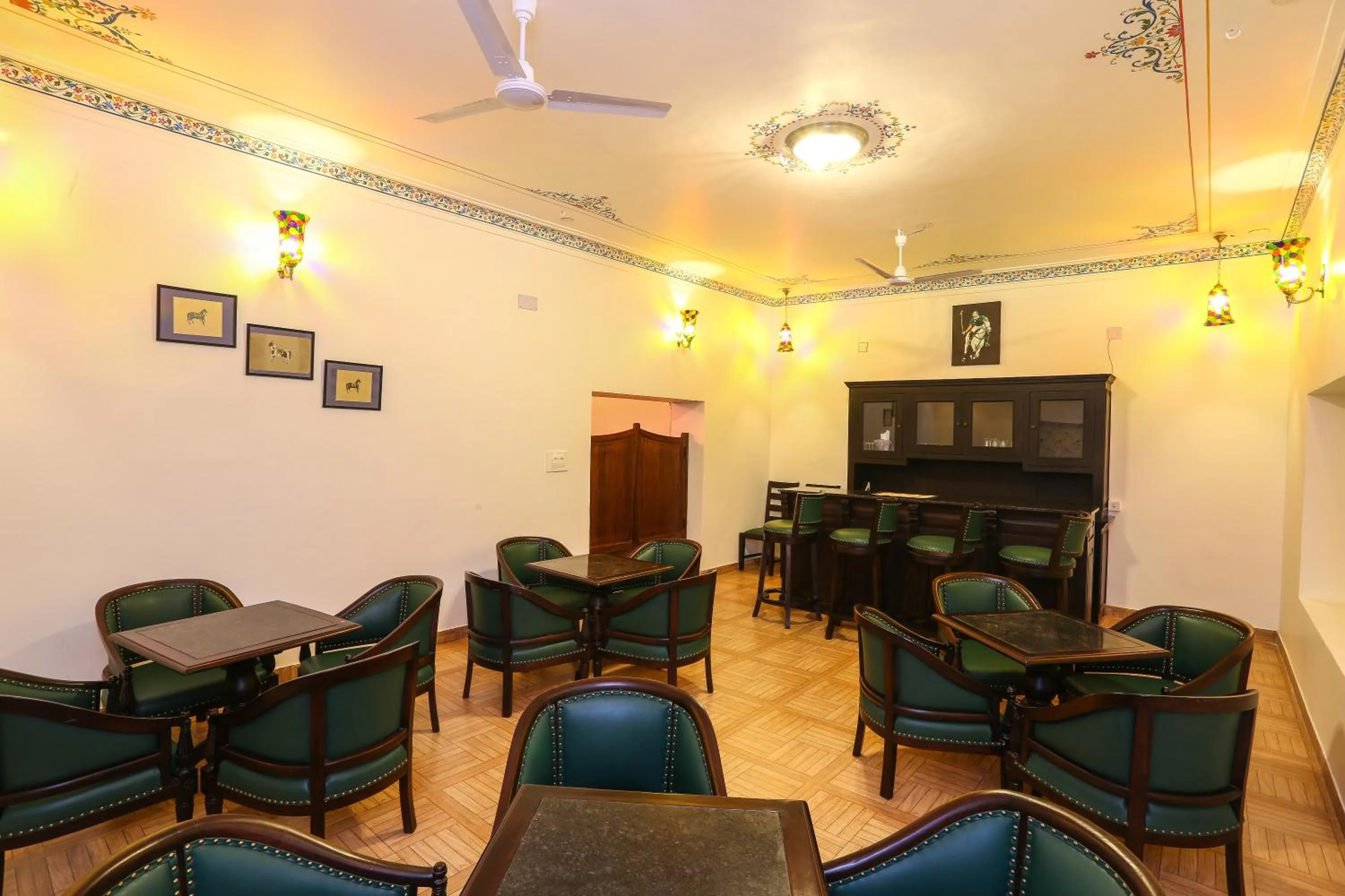 Restaurant/places to eat in The Lavitra Lakeview Hotel