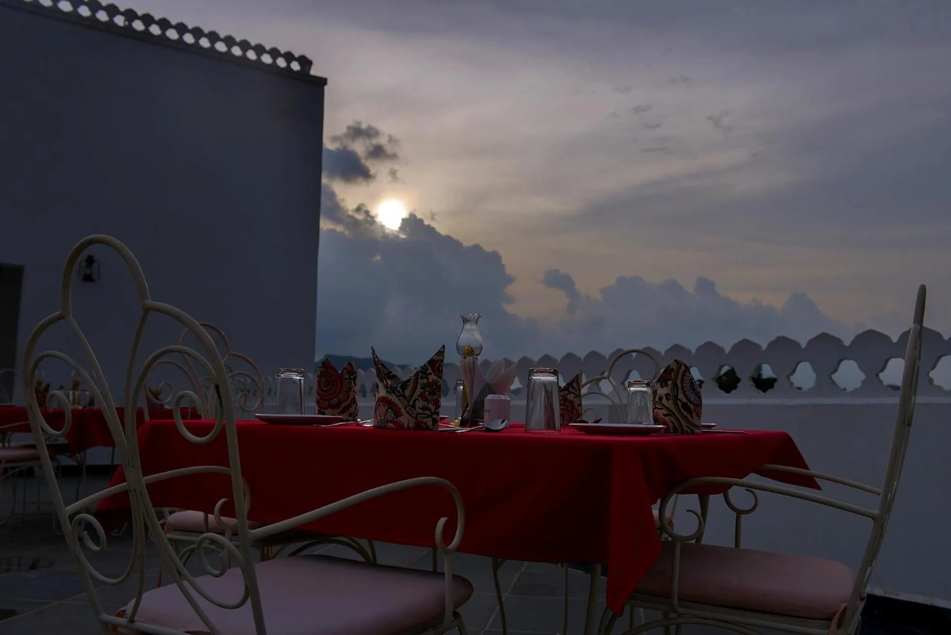 Restaurant/places to eat in The Lavitra Lakeview Hotel