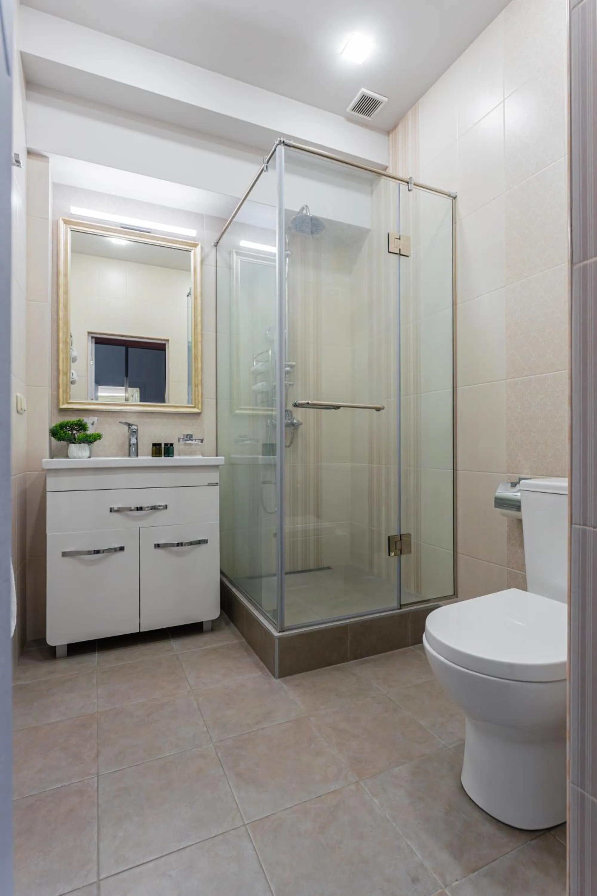 Shower in Sweet Home Deluxe Apart-Hotel