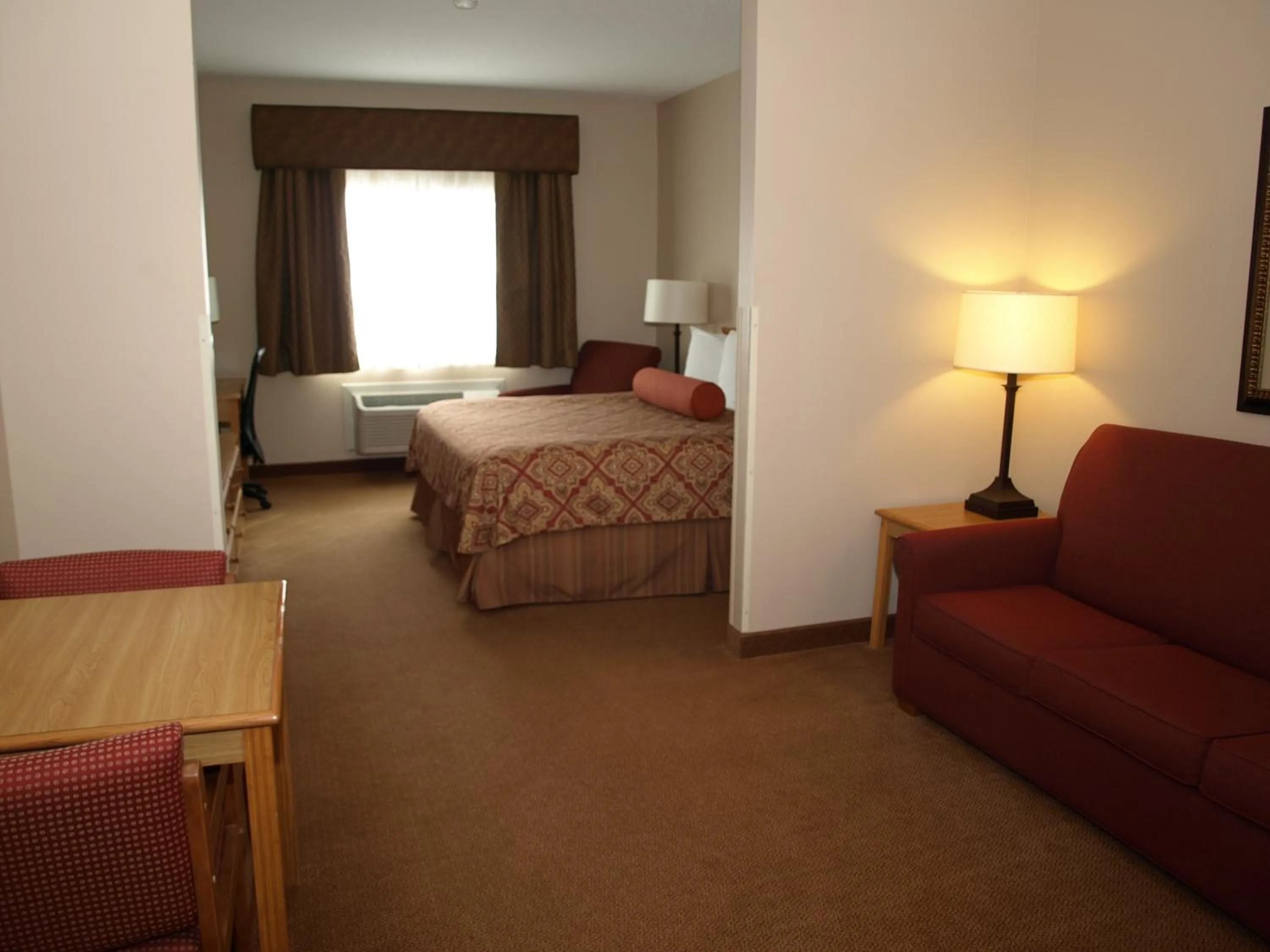 Day, Bed in Savanna Inn & Suites