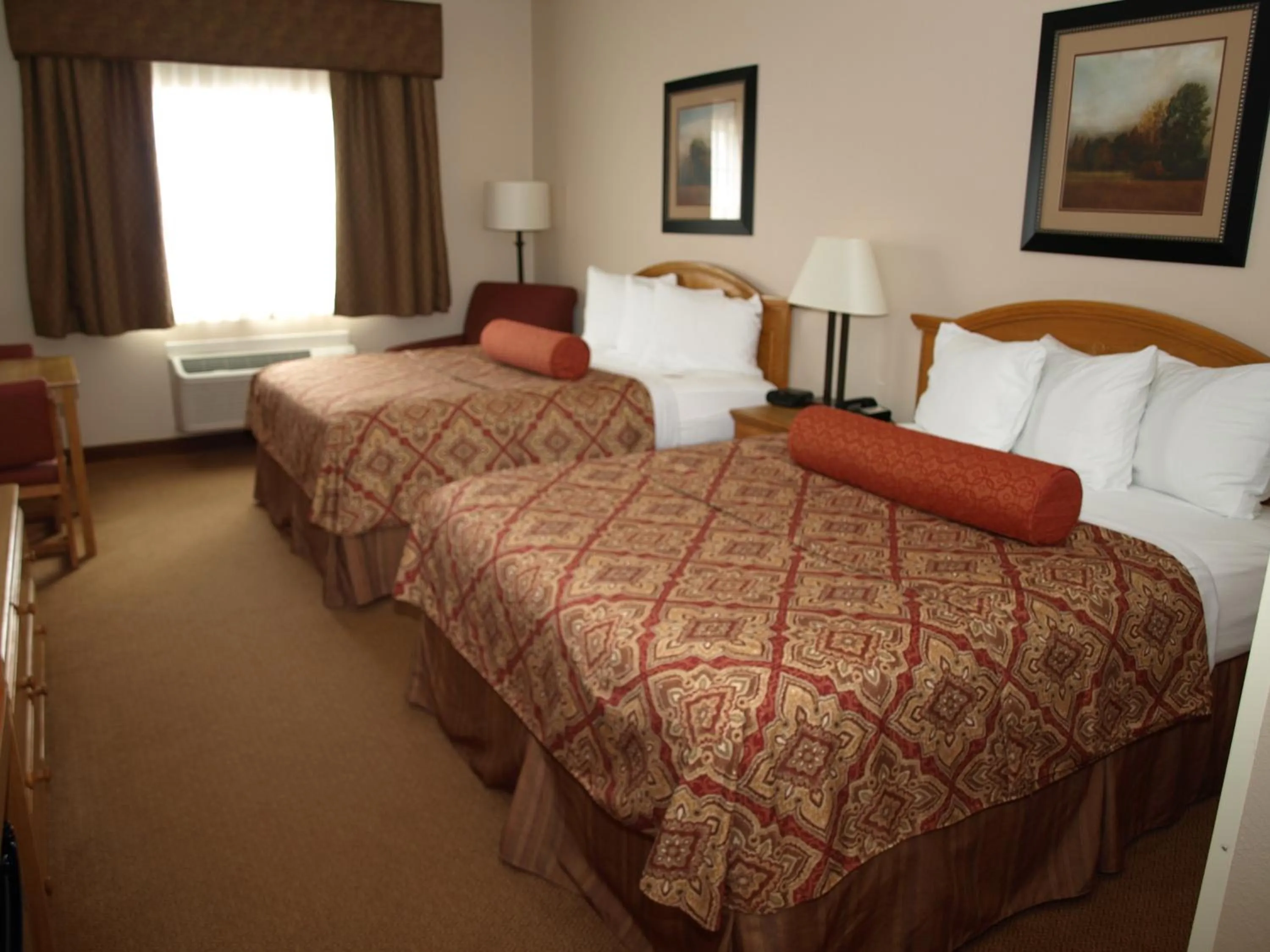 Day, Bed in Savanna Inn & Suites