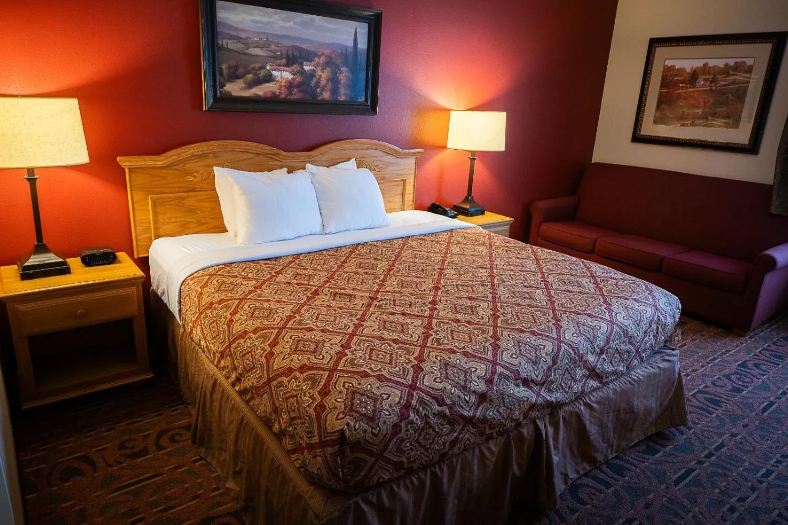 Bed in Savanna Inn & Suites