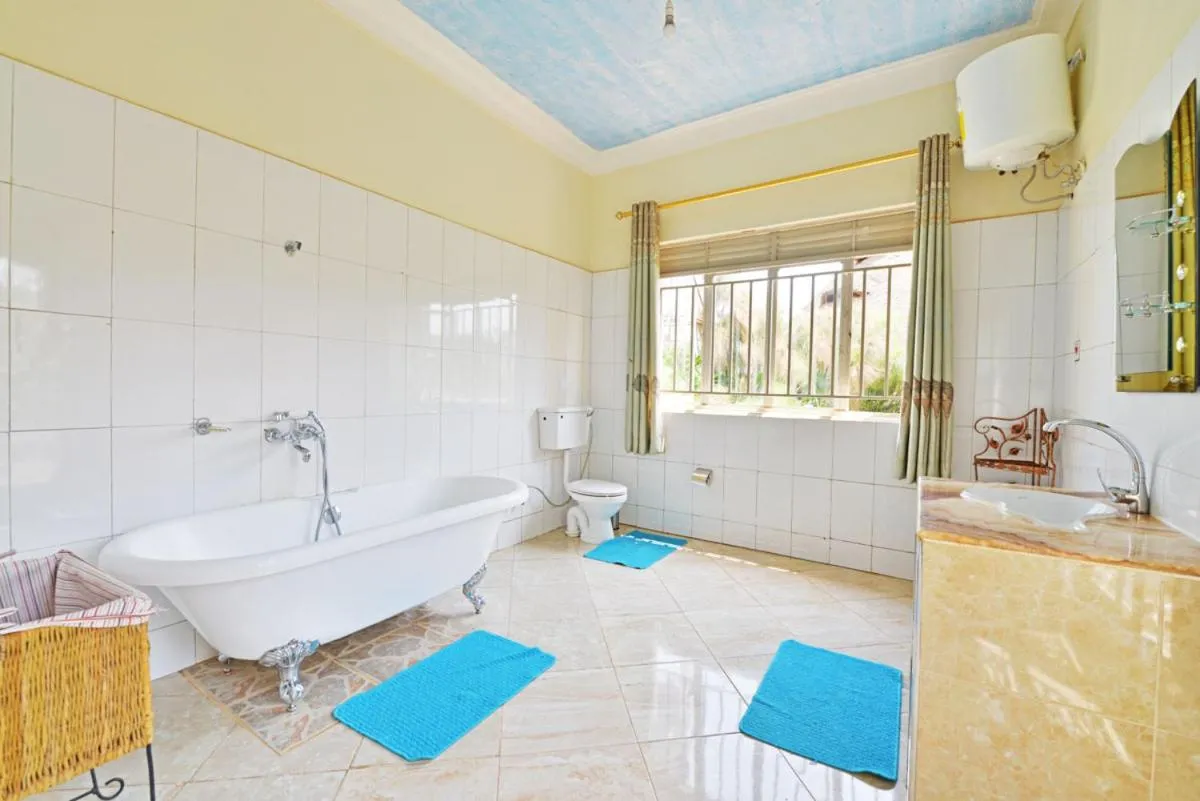 Bathroom, Bed in Malakai Eco Lodge