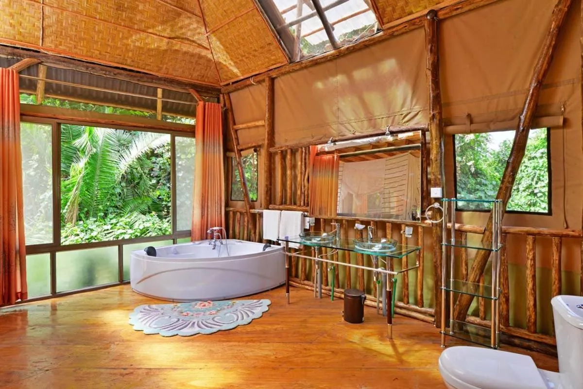 Hot Tub in Malakai Eco Lodge