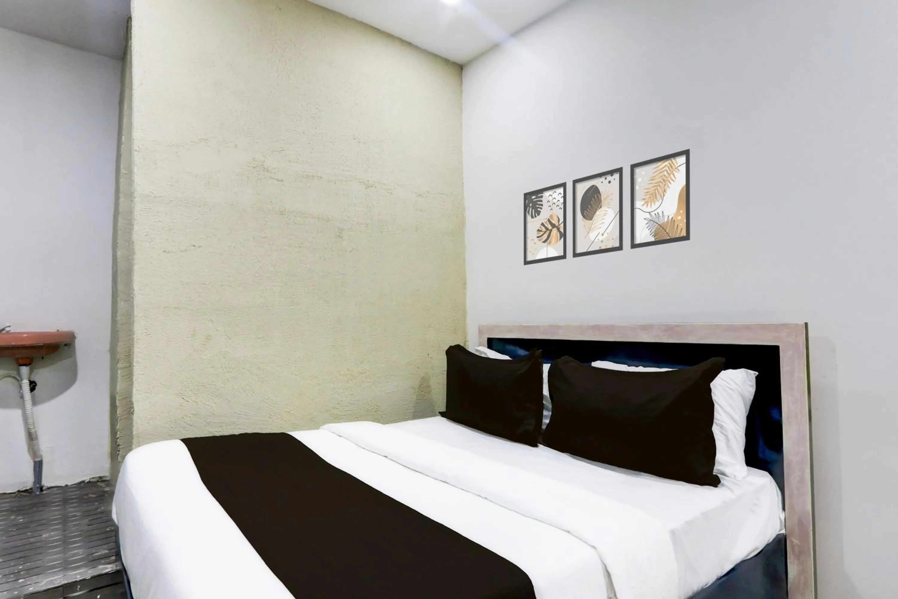 Bedroom in Hotel O by OYO Tara Grand luxury Rooms