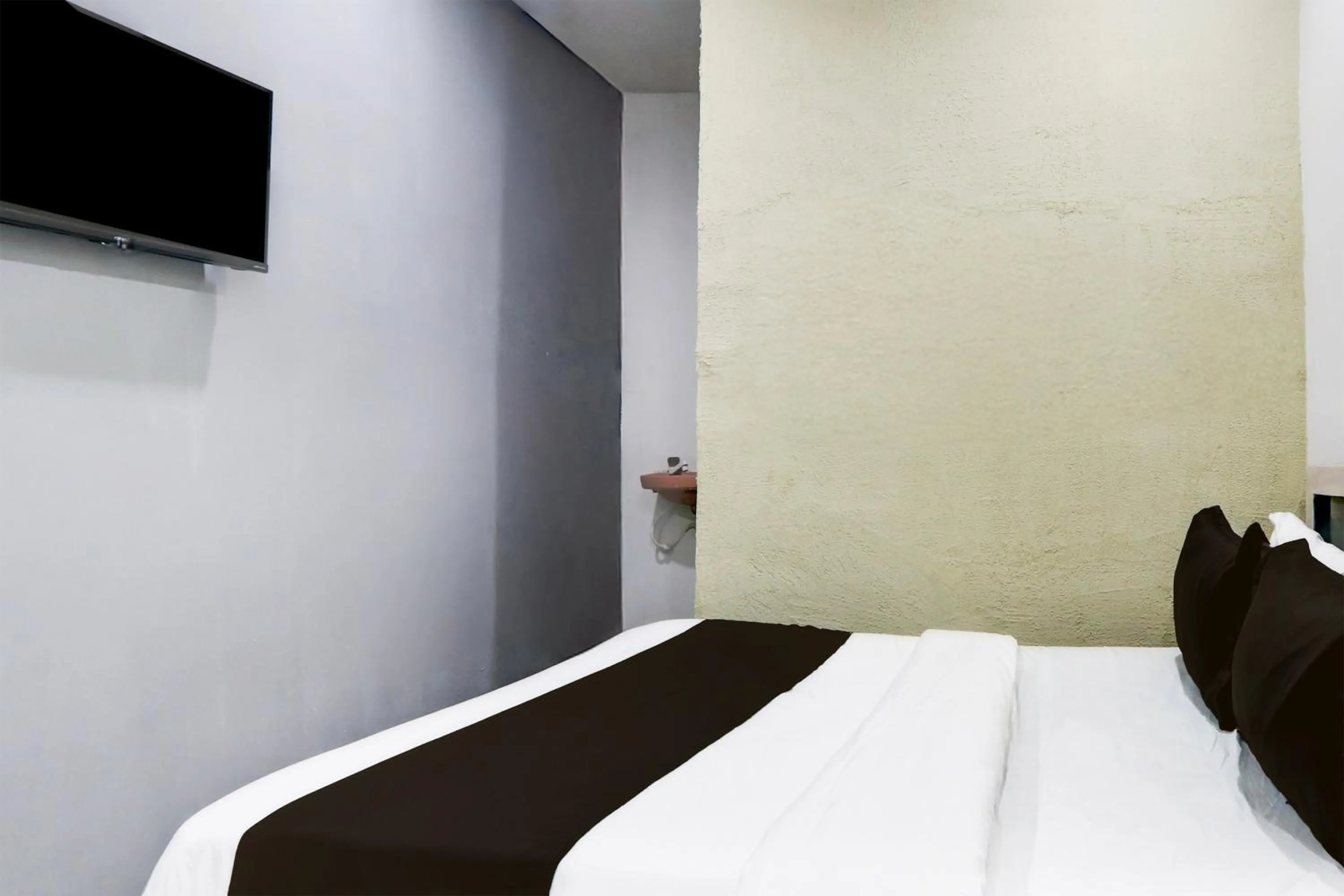 Bedroom in Hotel O by OYO Tara Grand luxury Rooms