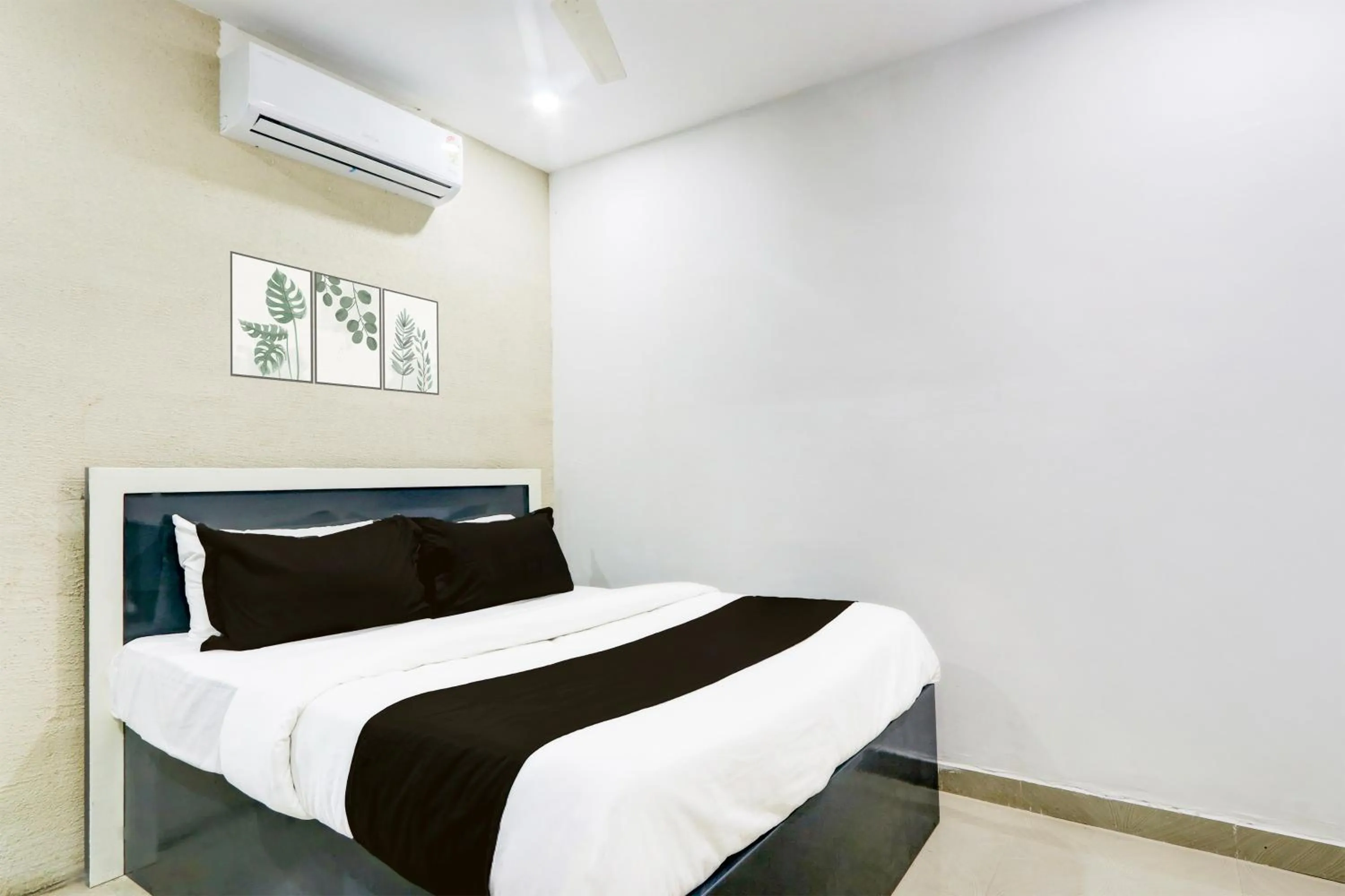 Bedroom in Hotel O by OYO Tara Grand luxury Rooms