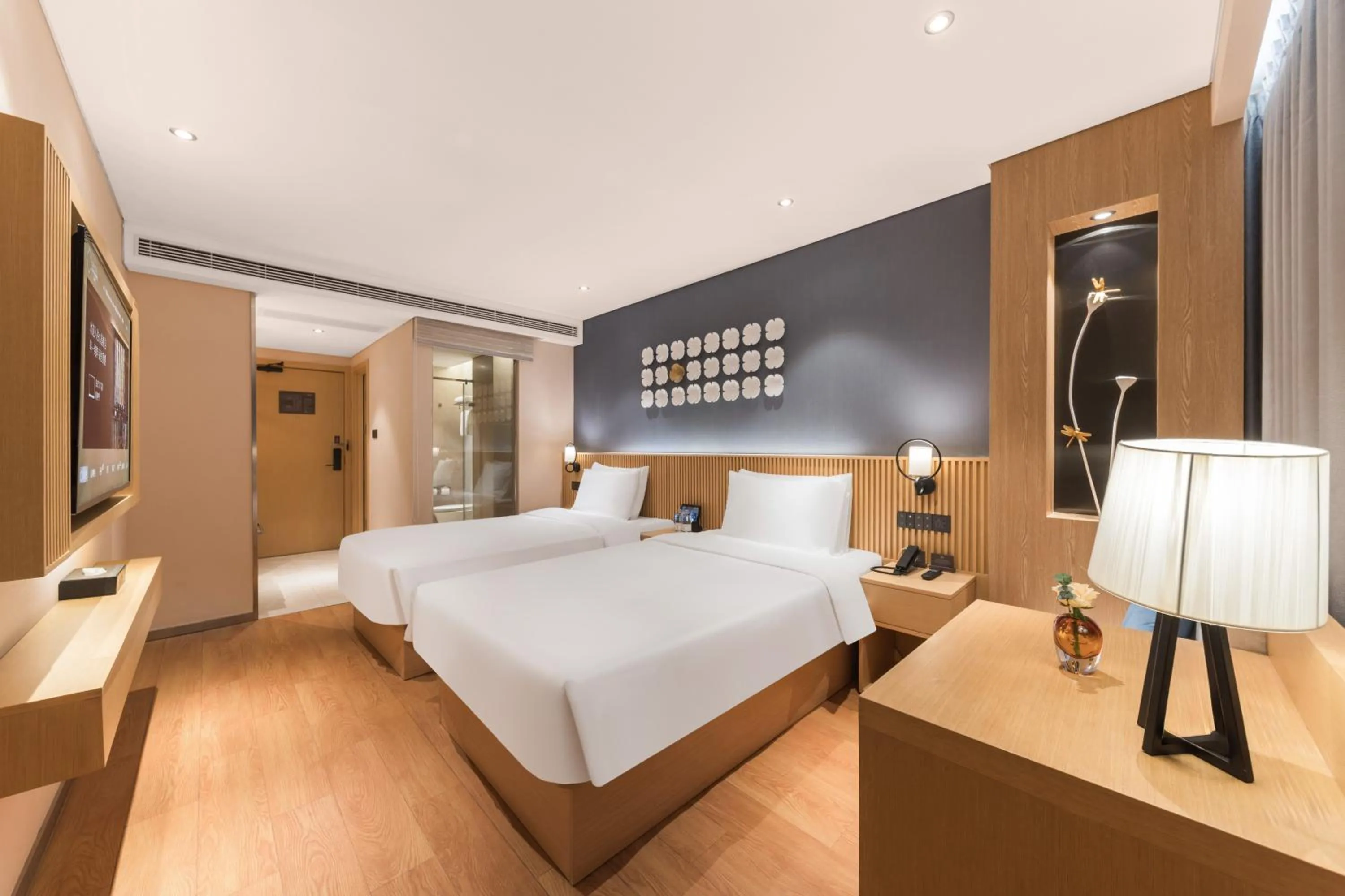 Photo of the whole room, Bed in Crystal Orange Hotel Shanghai The Bund Yu Garden