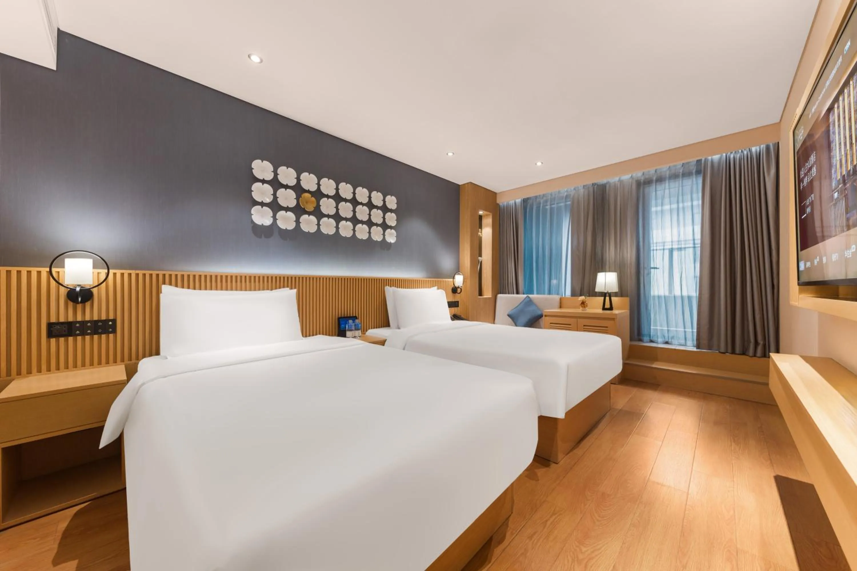 Photo of the whole room, Bed in Crystal Orange Hotel Shanghai The Bund Yu Garden