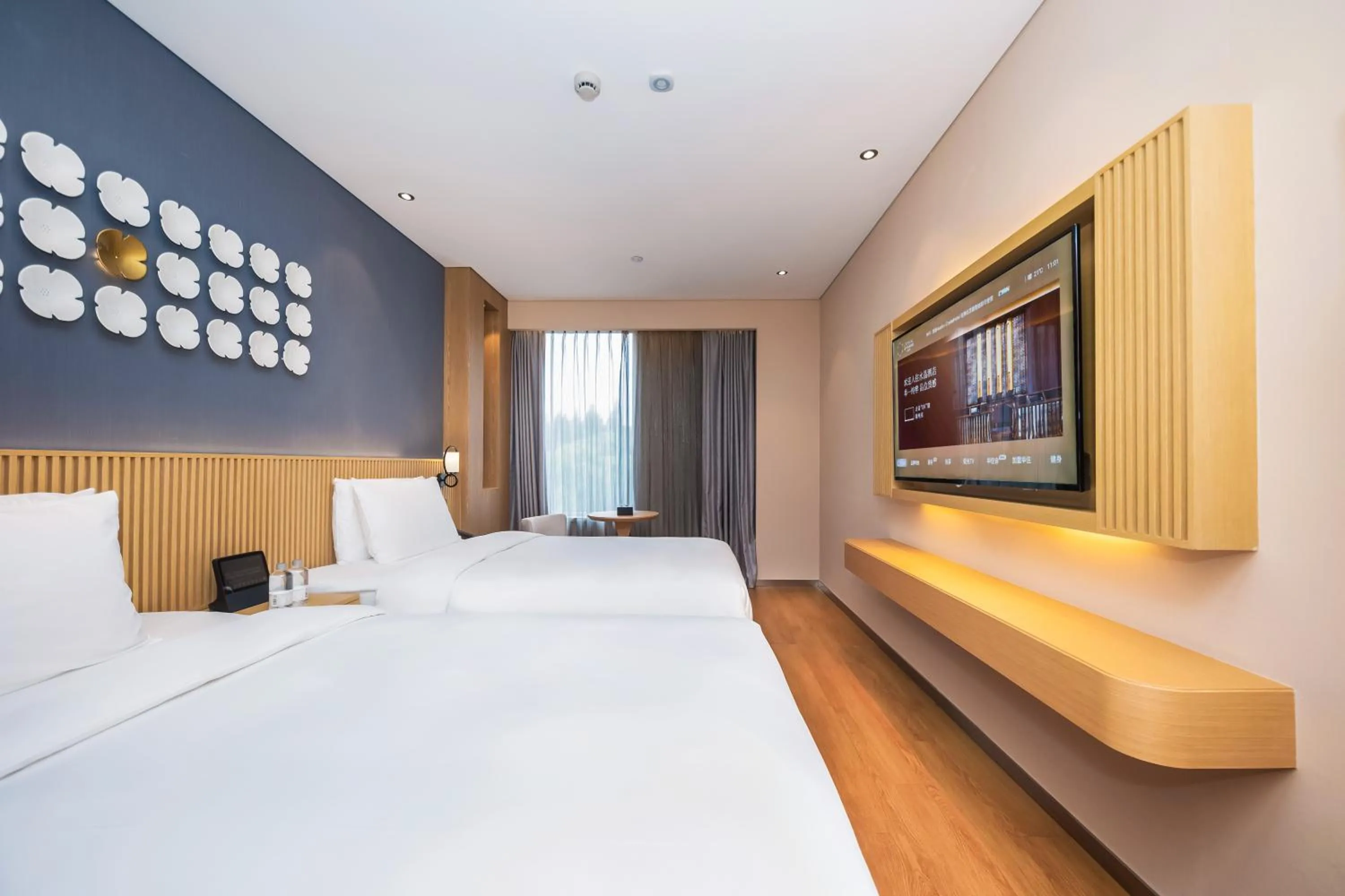 Photo of the whole room, Bed in Crystal Orange Hotel Shanghai The Bund Yu Garden