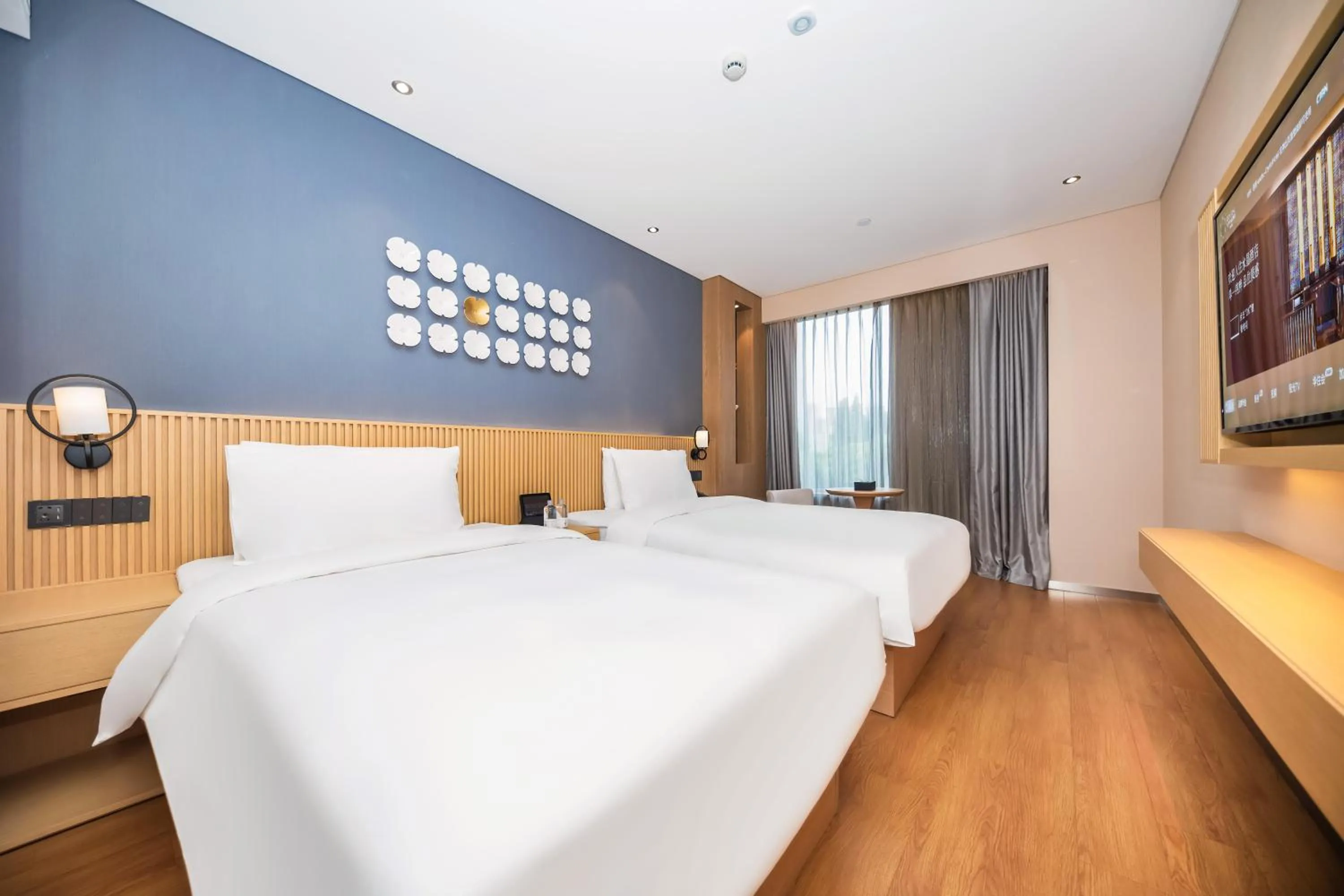 Photo of the whole room, Bed in Crystal Orange Hotel Shanghai The Bund Yu Garden