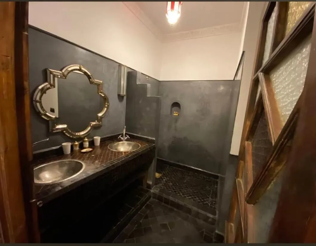 Toilet in Riad Clefs d'Orient