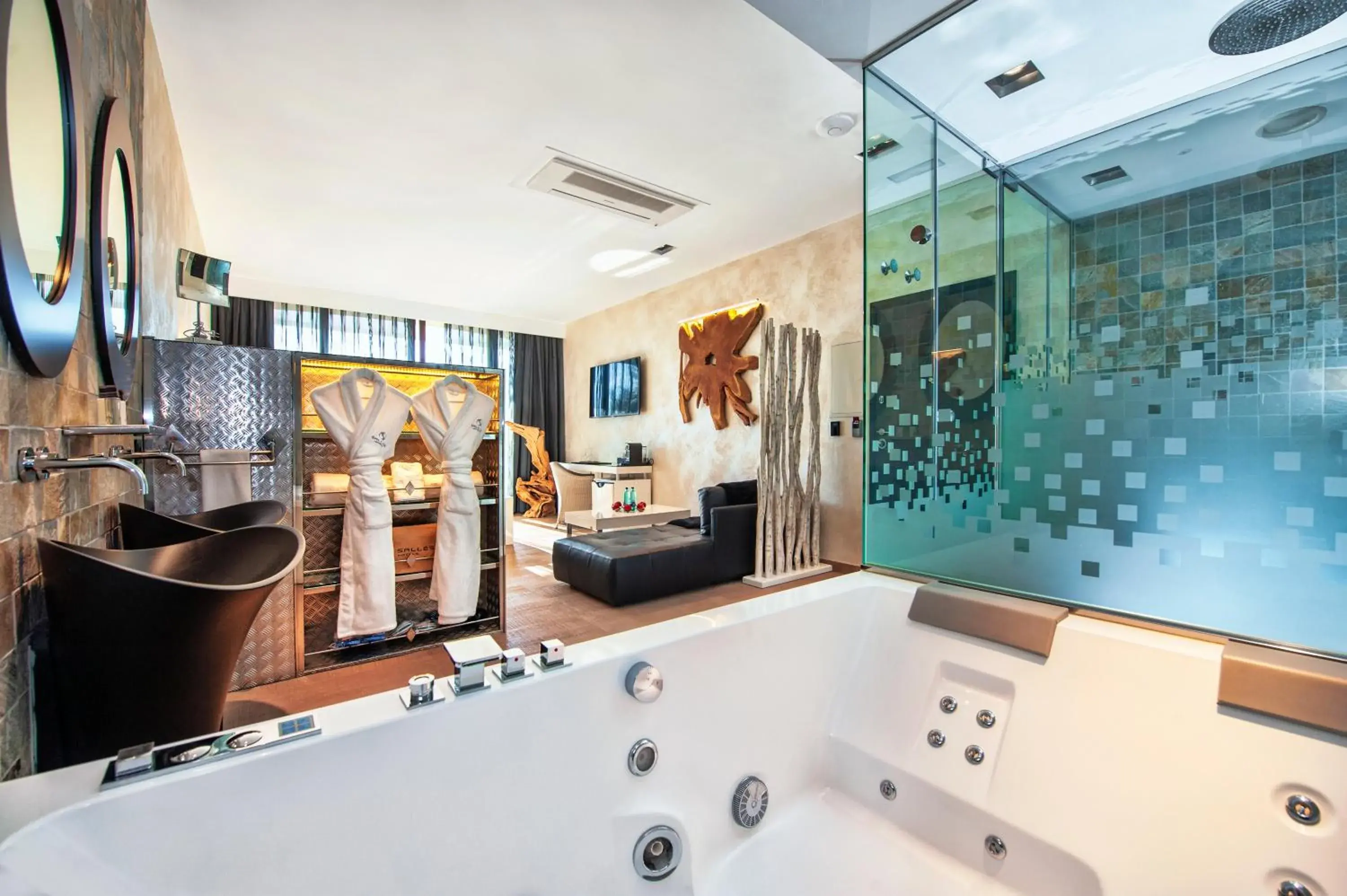 Suite with Jacuzzi® and Private Garden in Suites Natura Mas Tapiolas Suite with Jacuzzi® and Private Garden in Suites Natura Mas Tapiolas