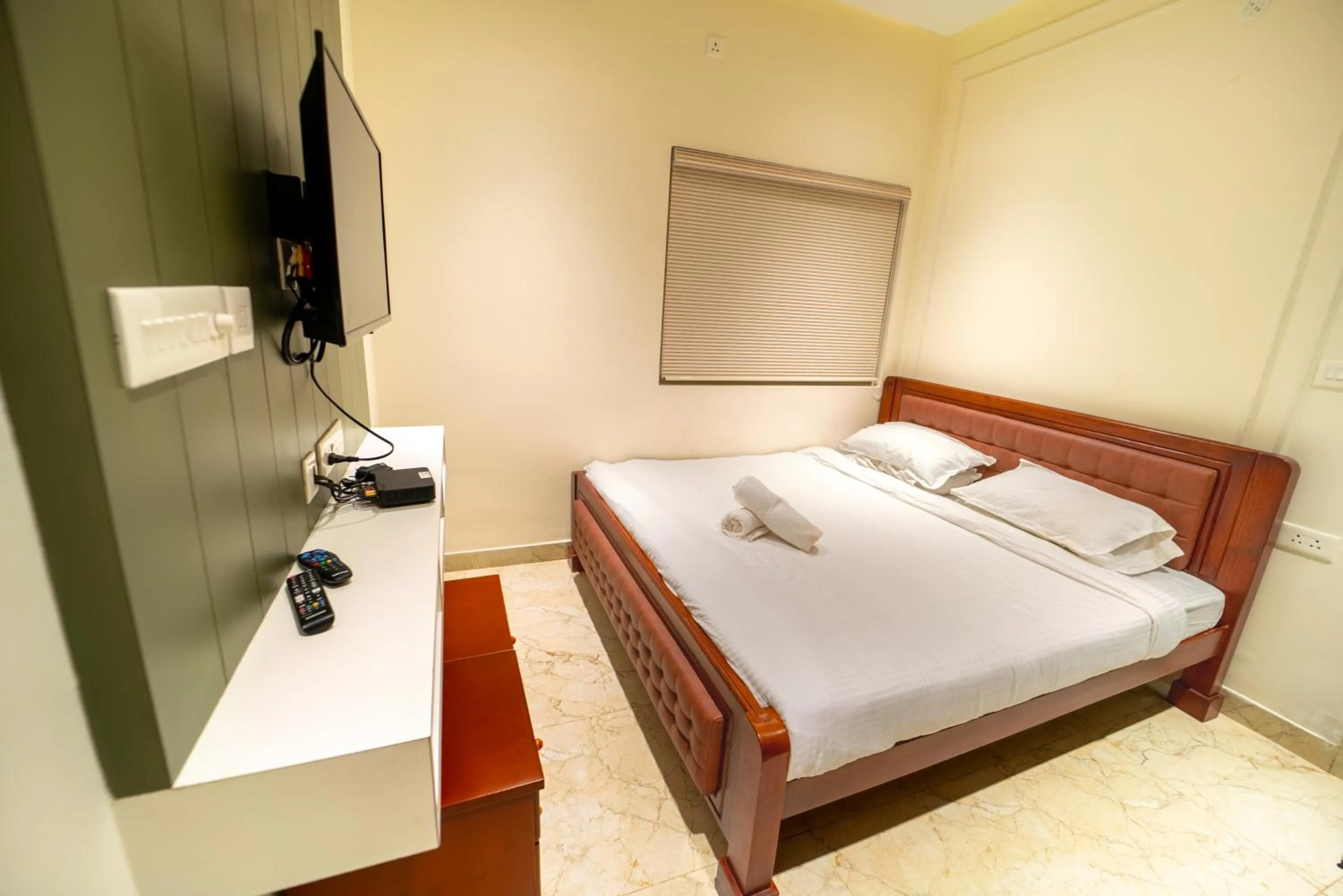 Bed in Queen's Hotel Mount garden Kodaikanal