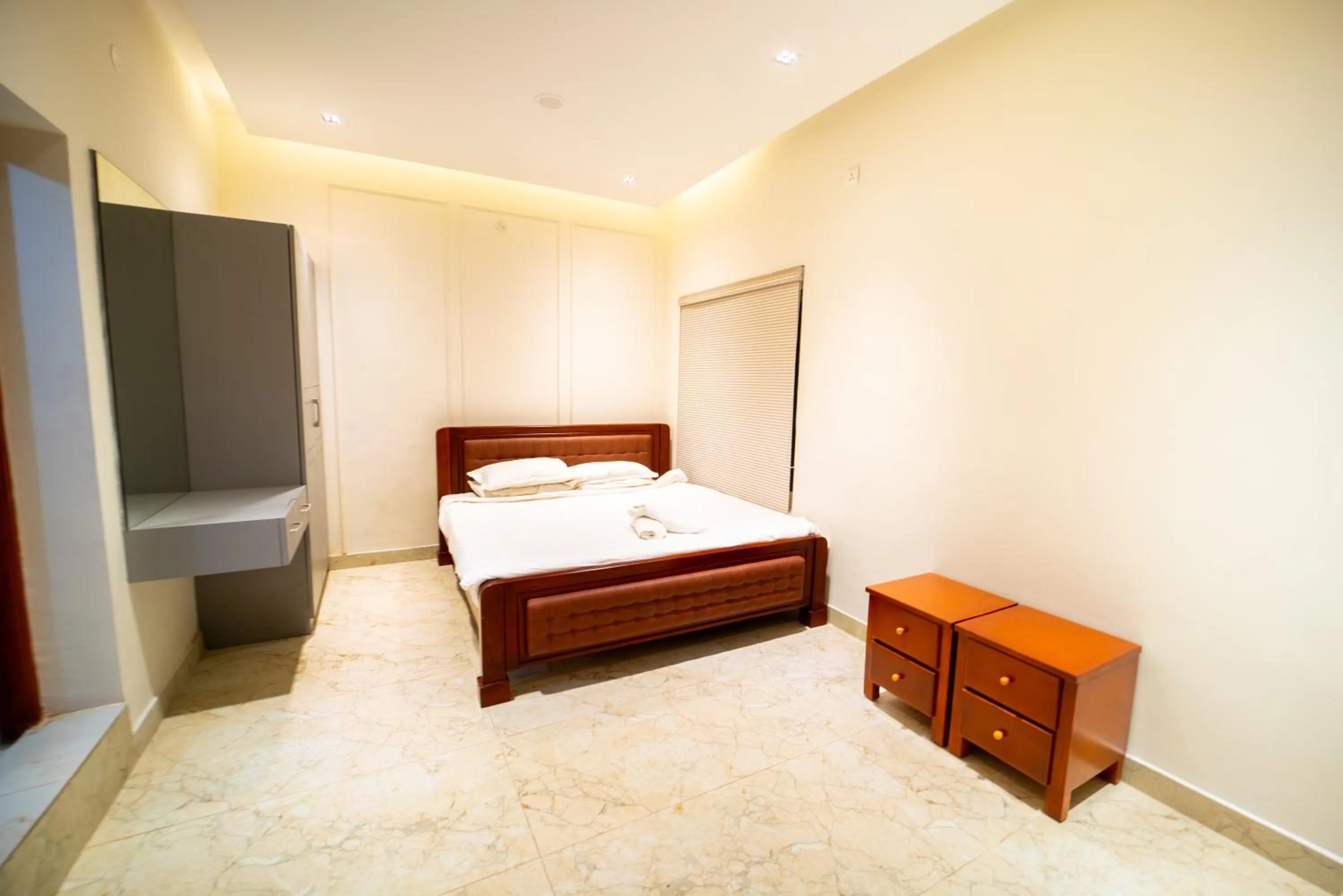 Bed in Queen's Hotel Mount garden Kodaikanal