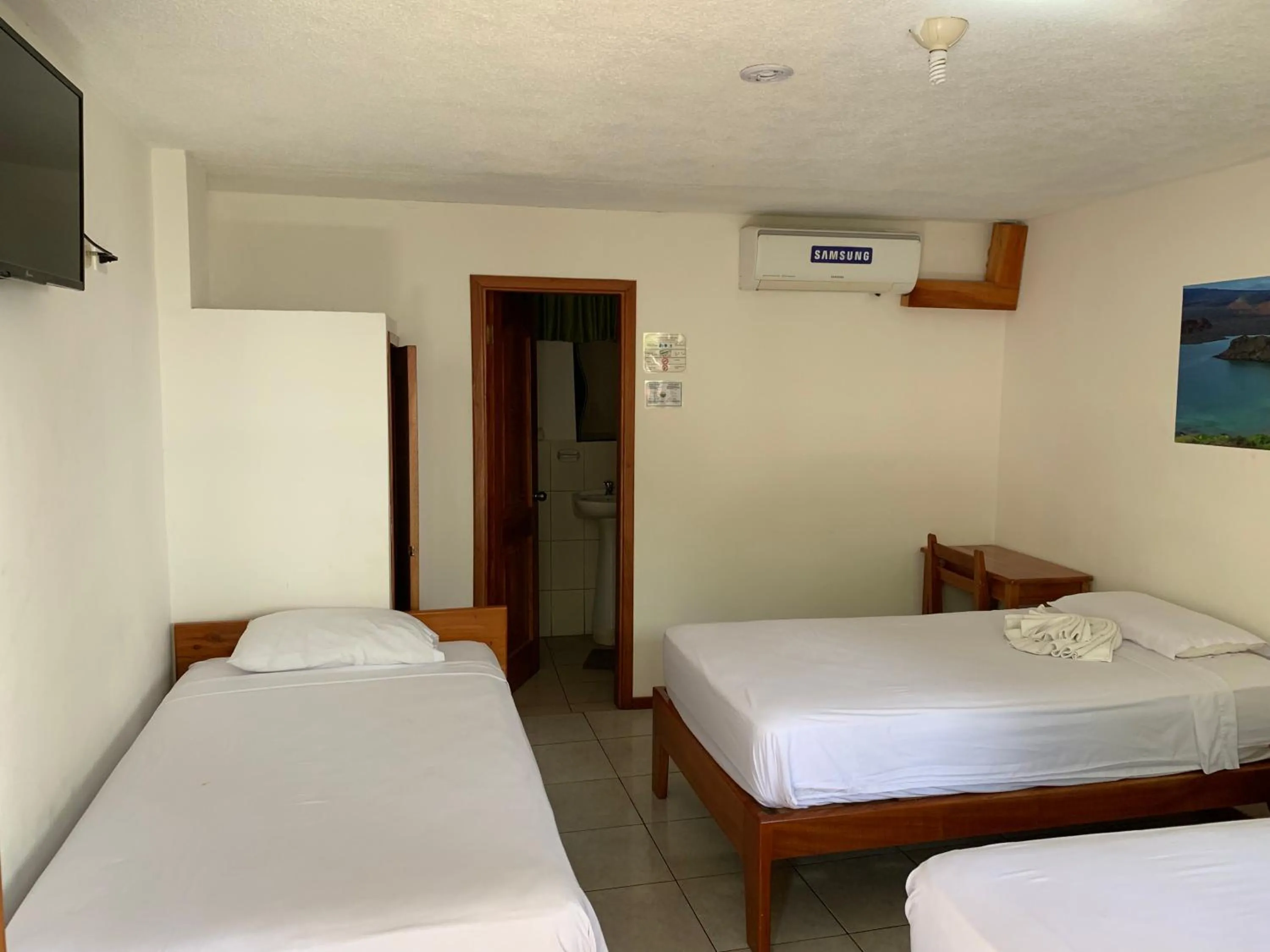 Bed in Hostal White House Galapagos