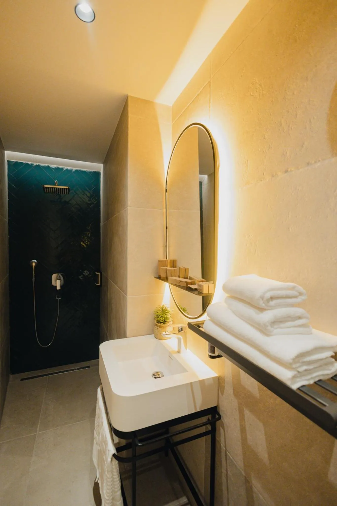 Shower, Bed in Hotel Flaneur