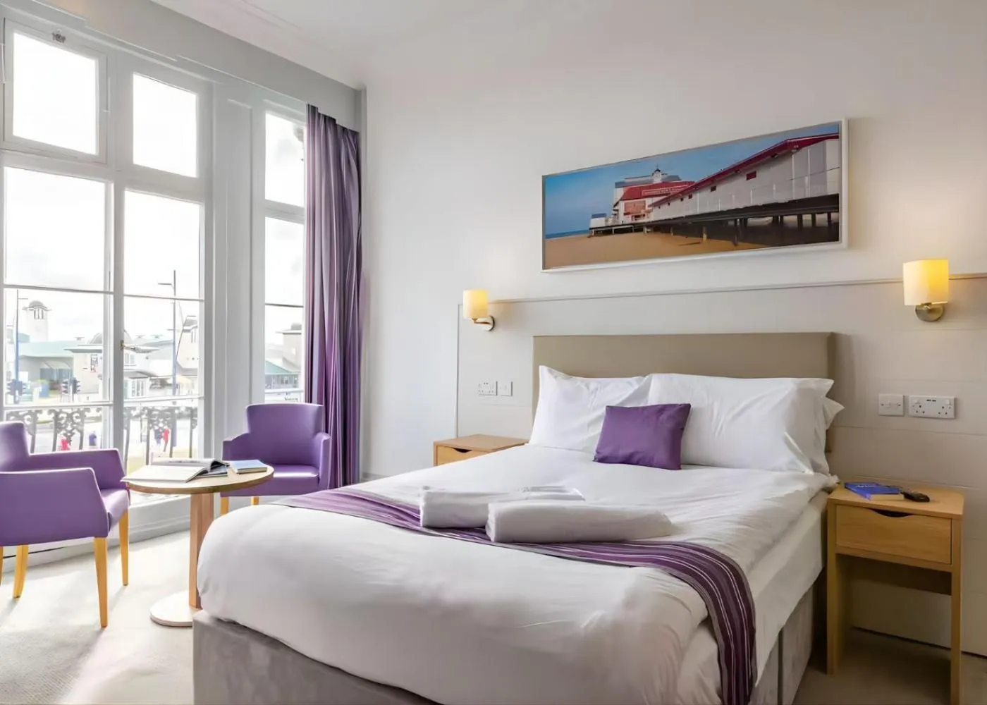 Bedroom, Bed in The Carlton Hotel