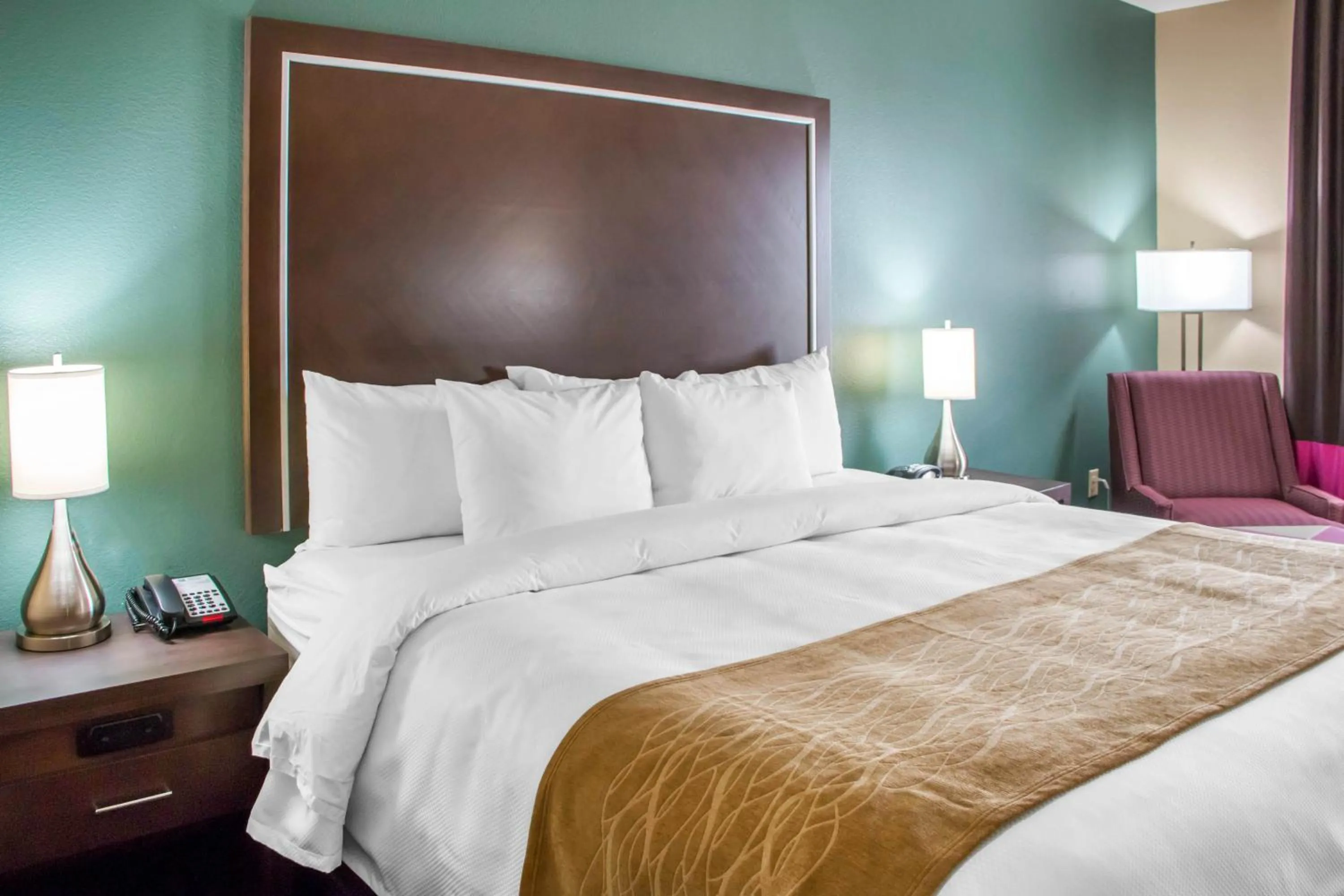 Bed in Comfort Inn & Suites San Marcos near Outlet Mall