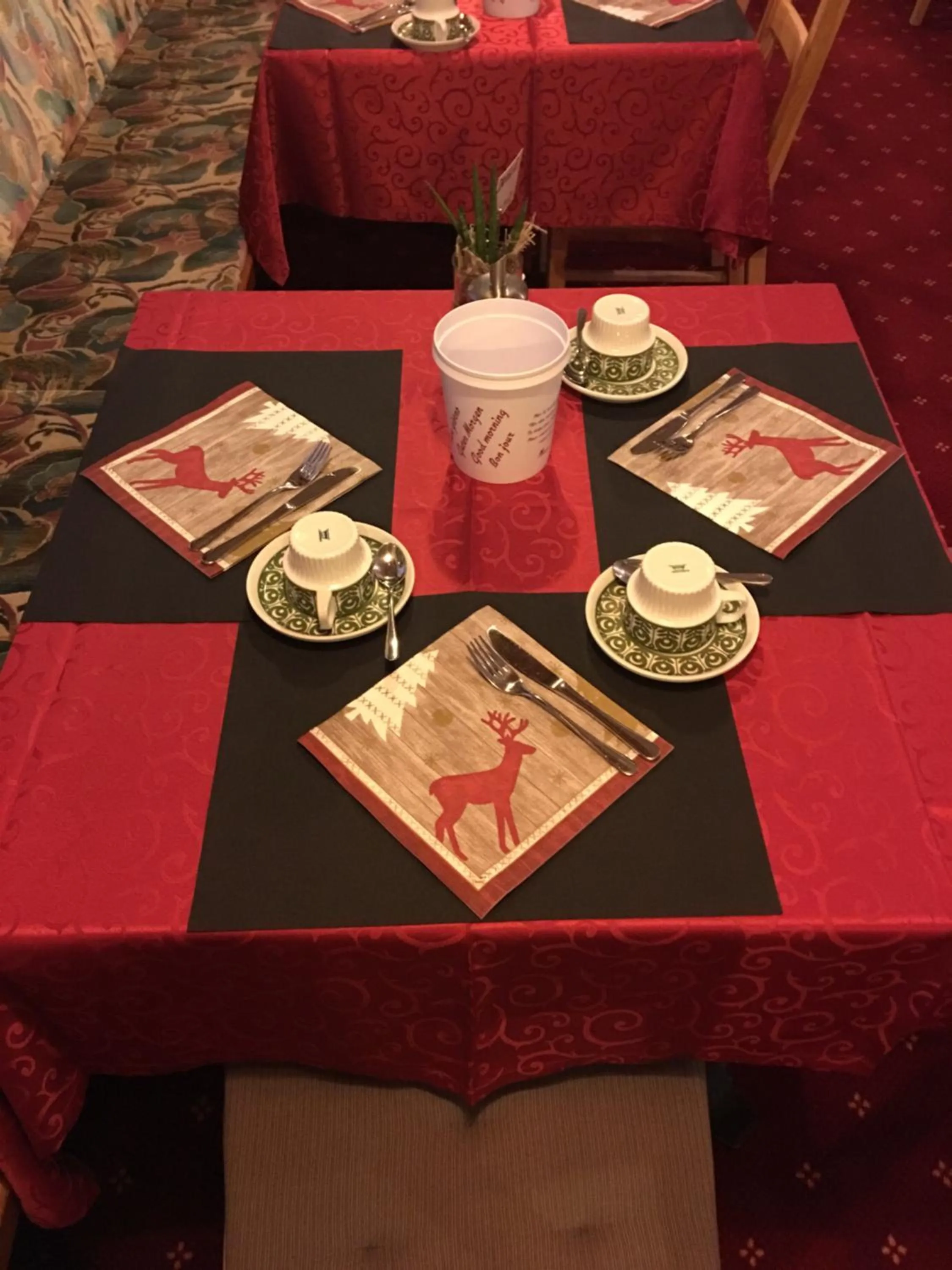 Restaurant/places to eat in Garní Nëidia