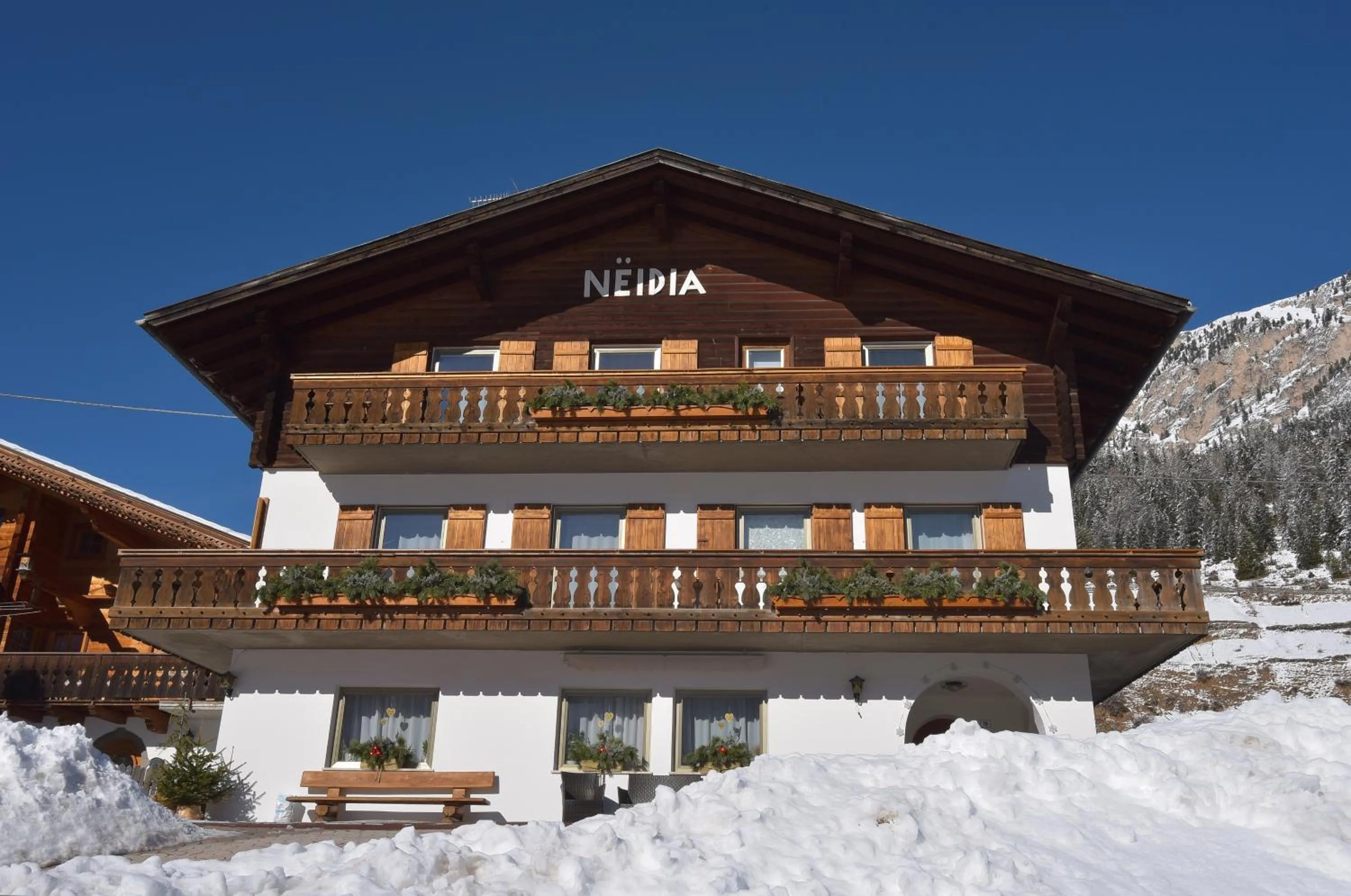 Property building in Garní Nëidia