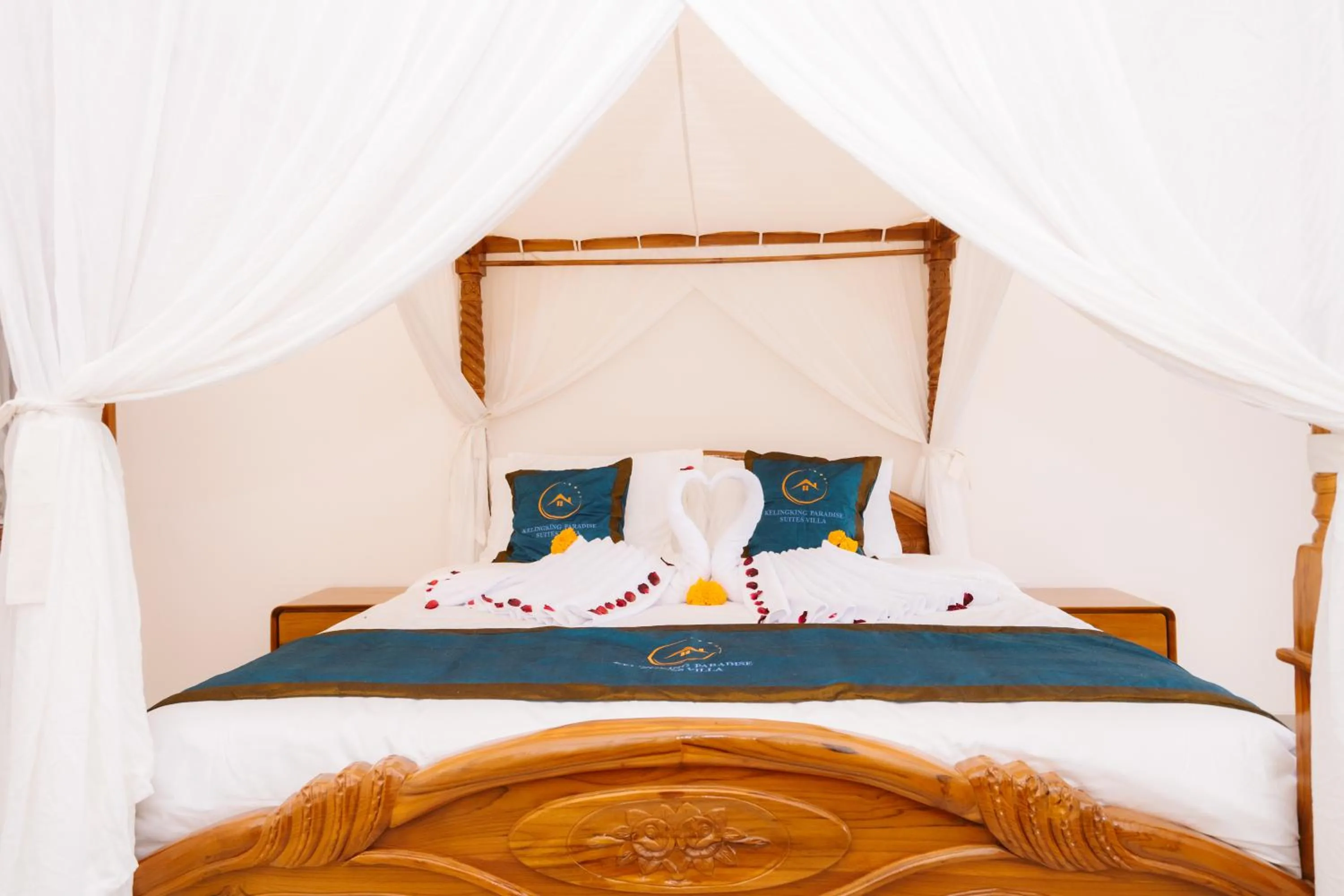 Bed in Kelingking Paradise Suites Villa